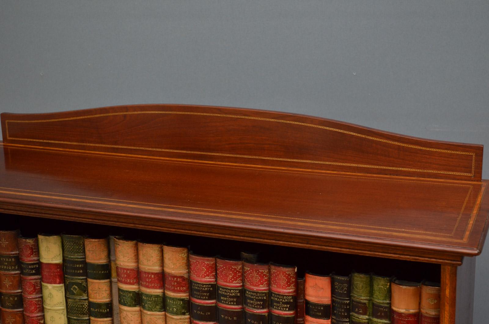 Sn4286, Edwardian mahogany open bookcase, having shaped and inlaid upstand above three shelves flanked by satinwood crossbanded pilasters, all standing on bracket feet. This antique bookcase has been sympathetically restored, circa 1900

Measures: