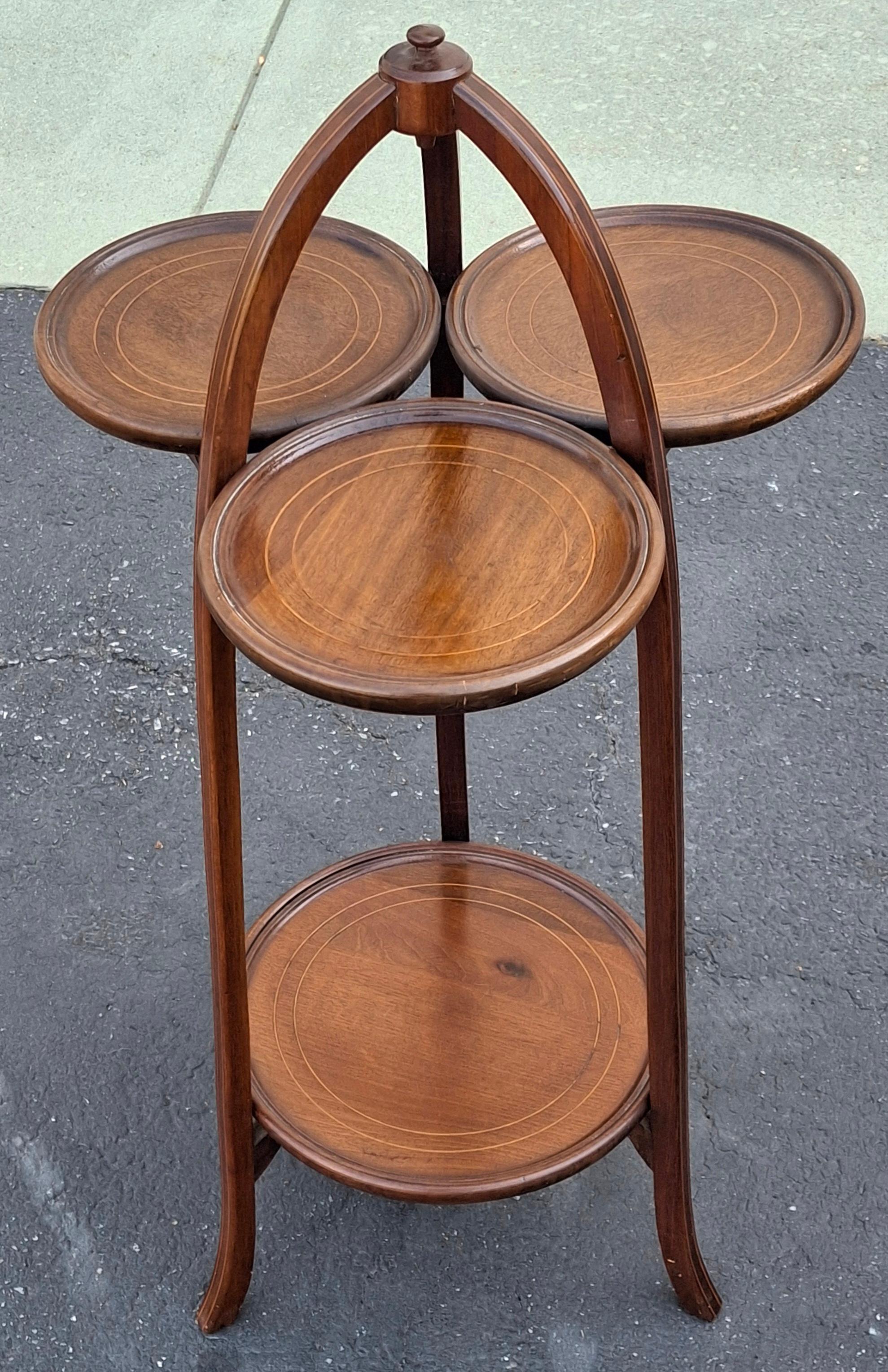 Édouardien Table d'appoint de style édouardien en acajou et bois de satin incrusté de trèfles en vente