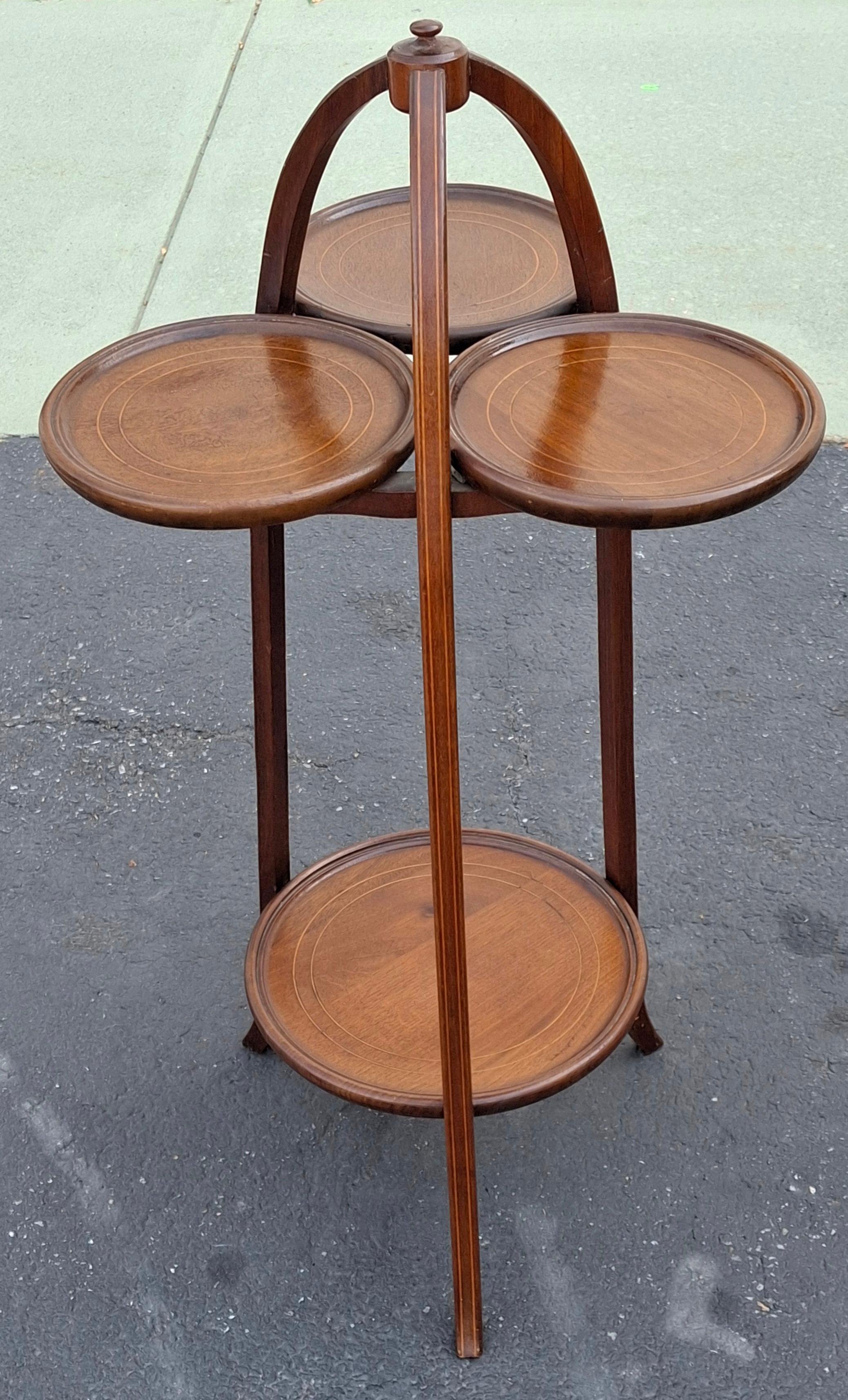 Tacheté Table d'appoint de style édouardien en acajou et bois de satin incrusté de trèfles en vente
