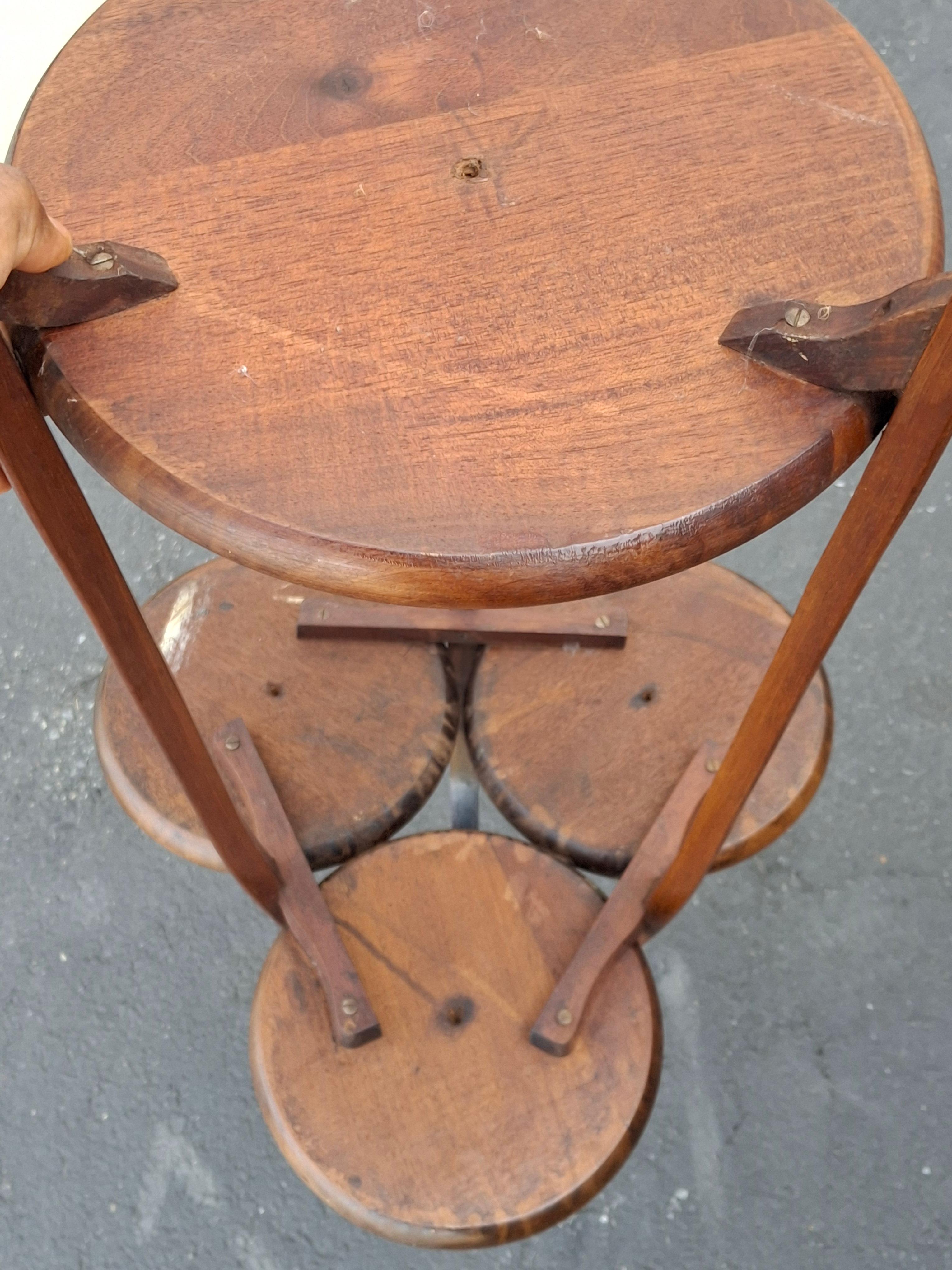 20ième siècle Table d'appoint de style édouardien en acajou et bois de satin incrusté de trèfles en vente