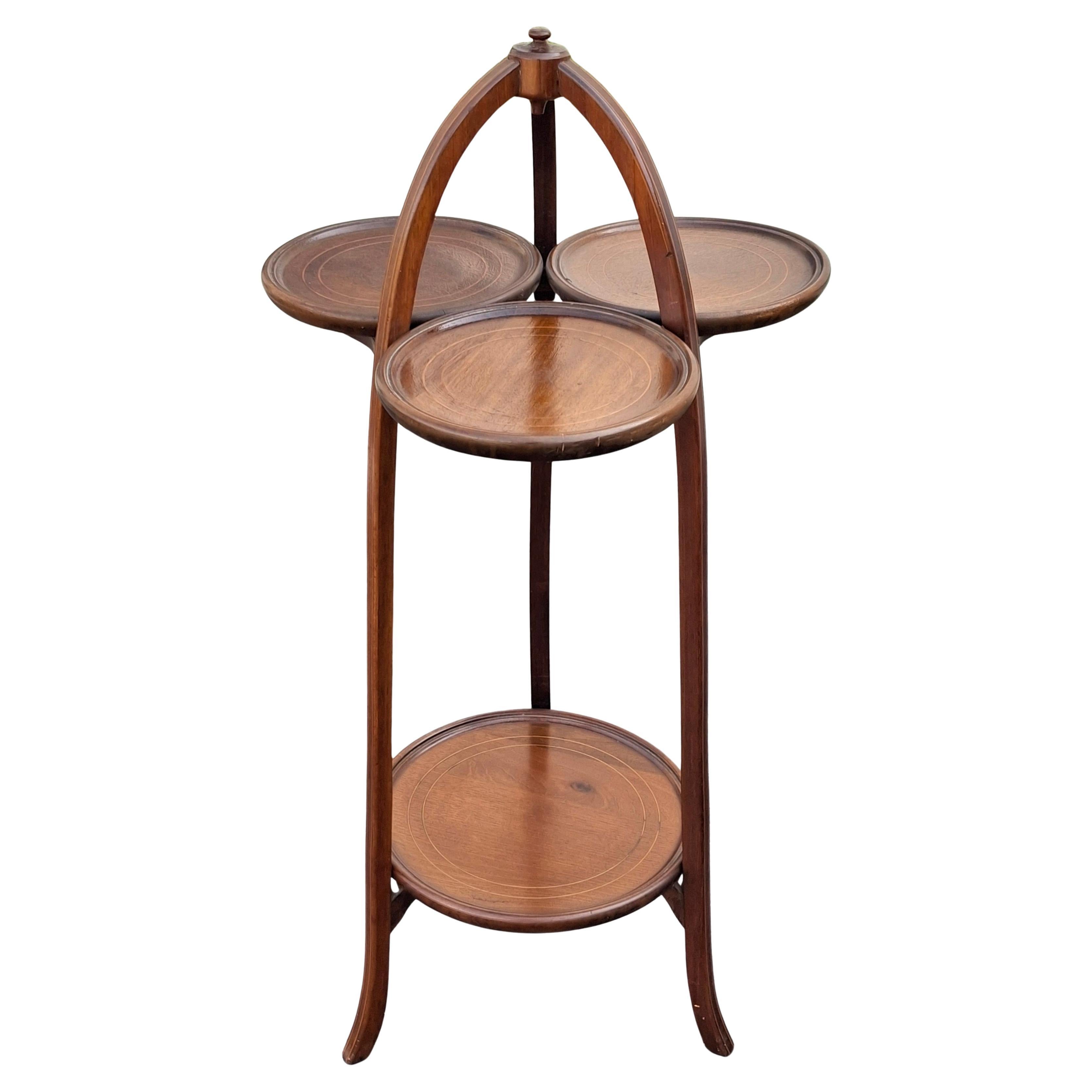 Table d'appoint de style édouardien en acajou et bois de satin incrusté de trèfles en vente