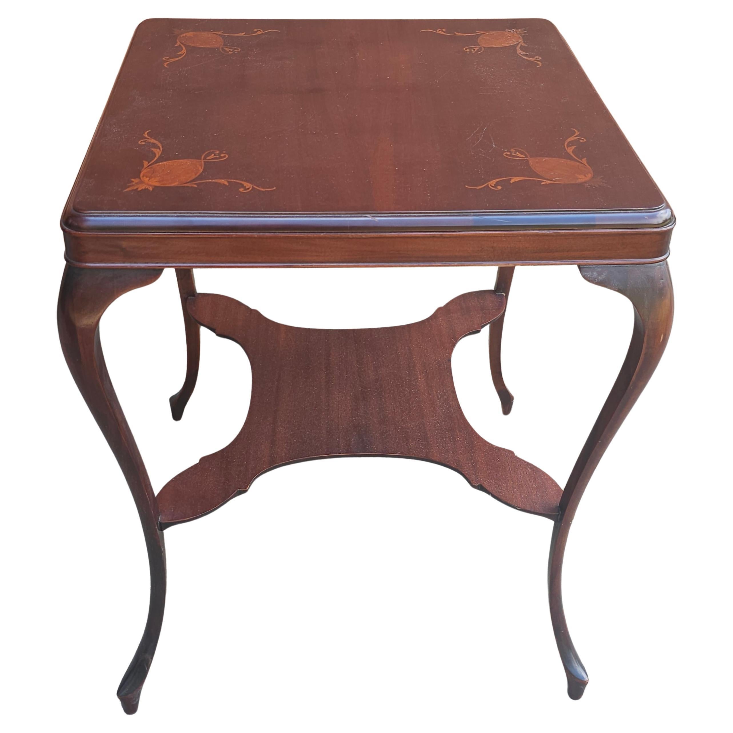 Mesa auxiliar eduardiana de caoba y marquetería de madera satinada