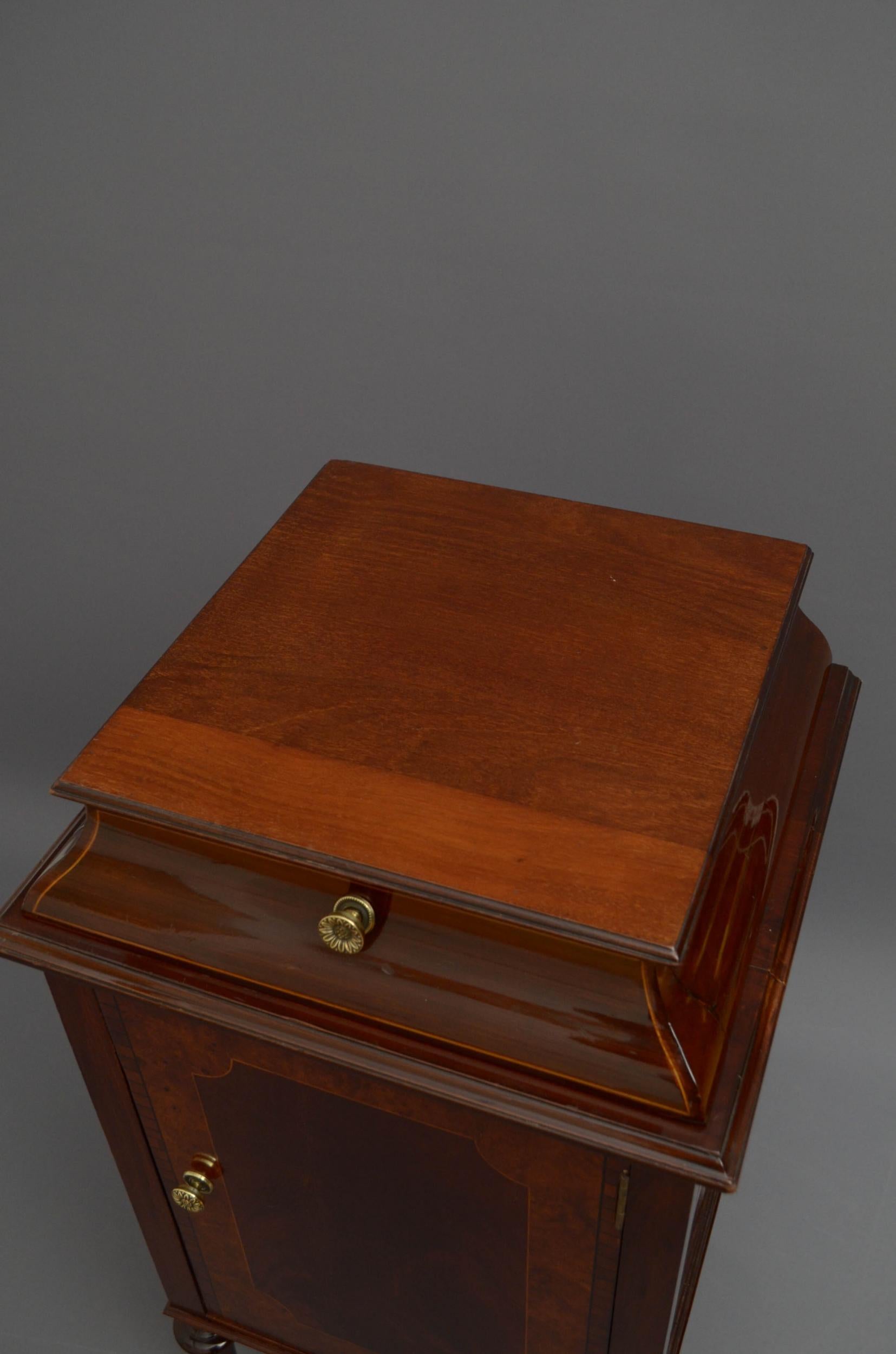 Sn4735 Stylish Edwardian mahogany and inlaid bedside cupboard, having solid mahogany top above concave frieze enclosing a string inlaid drawer fitted with original brass handle above an amboyna inlaid door with flamed mahogany panel to centre,