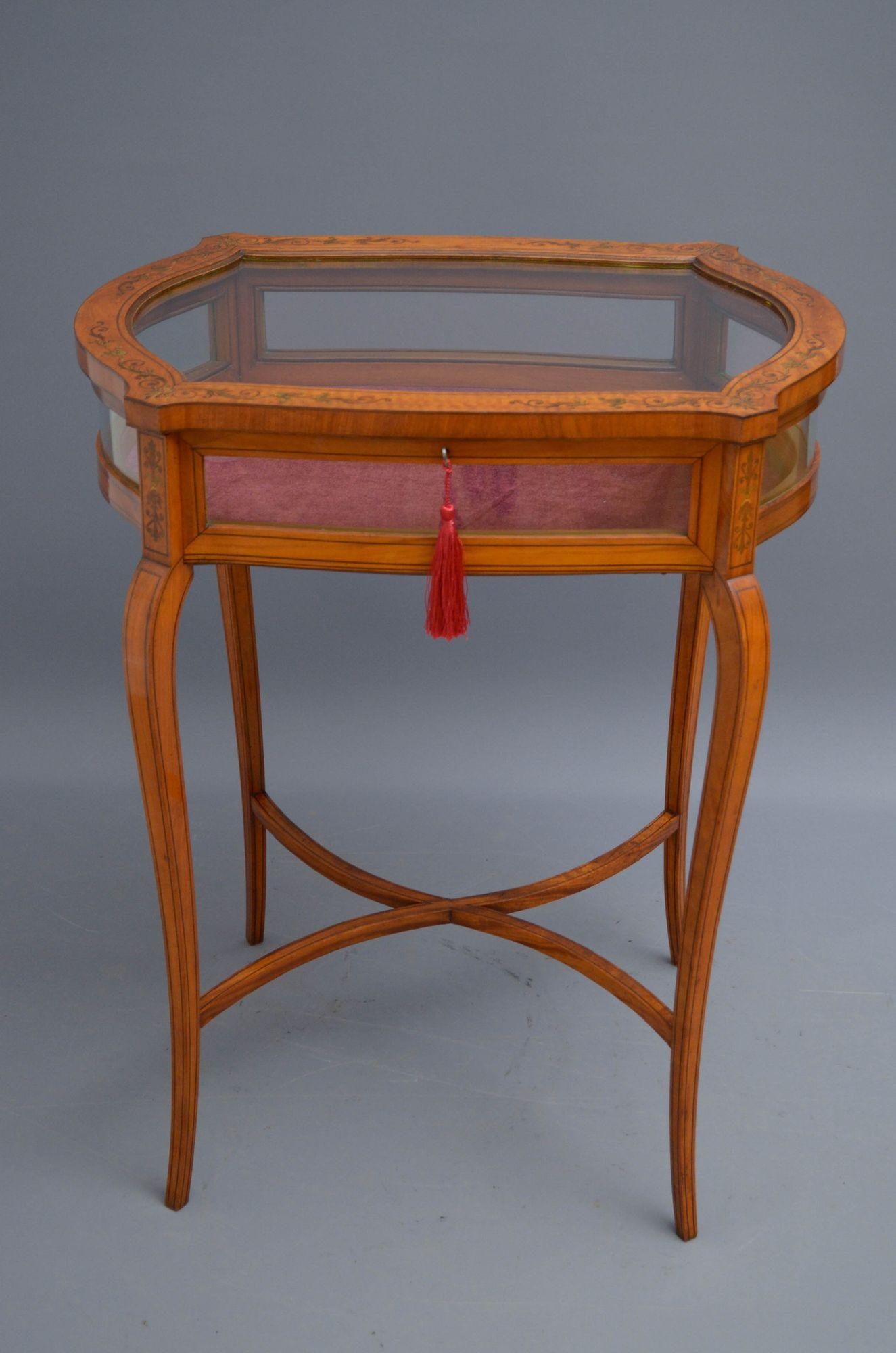 Sn5462 Outstanding Edwardian satinwood display table of serpentine outline, having glazed, finely inlaid lift up top fitted with original working lock, key and original hinges, enclosing newly relined interior above four glazed sides and string