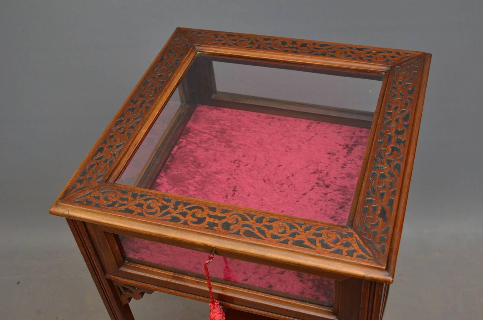 Sn4256 Edwardian mahogany display table with fretwork decorated hinged lid and crush velvet interior, standing on reeded legs with carved brackets and undertier, all in original condition throughout with newly lined interior, circa 1900.
Measures: