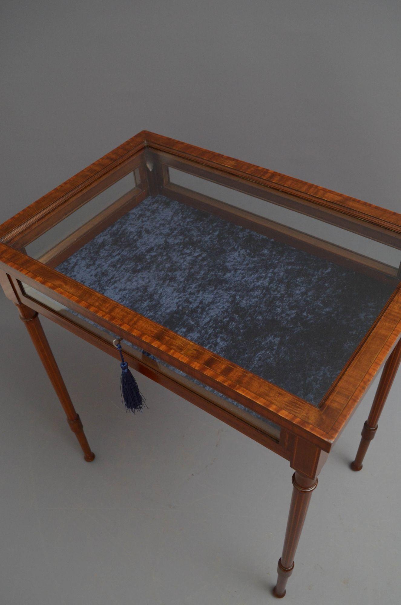 Sn5251 Fine Edwardian mahogany and inlaid display table, having satinwood crossbanded hinged top fitted with original working lock and a key and newly relined interior, standing on turned, string inlaid legs. This antique display table retains its