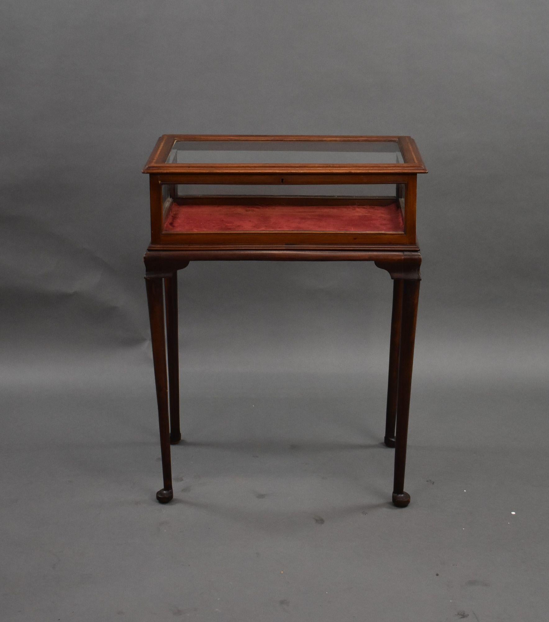 Edwardian mahogany Inlaid bijouterie table is an elegant display table from the early 20th century, designed to showcase precious items such as jewellery, collectables, or curiosities. With glazed top and sides with slender tapered legs.
There is a