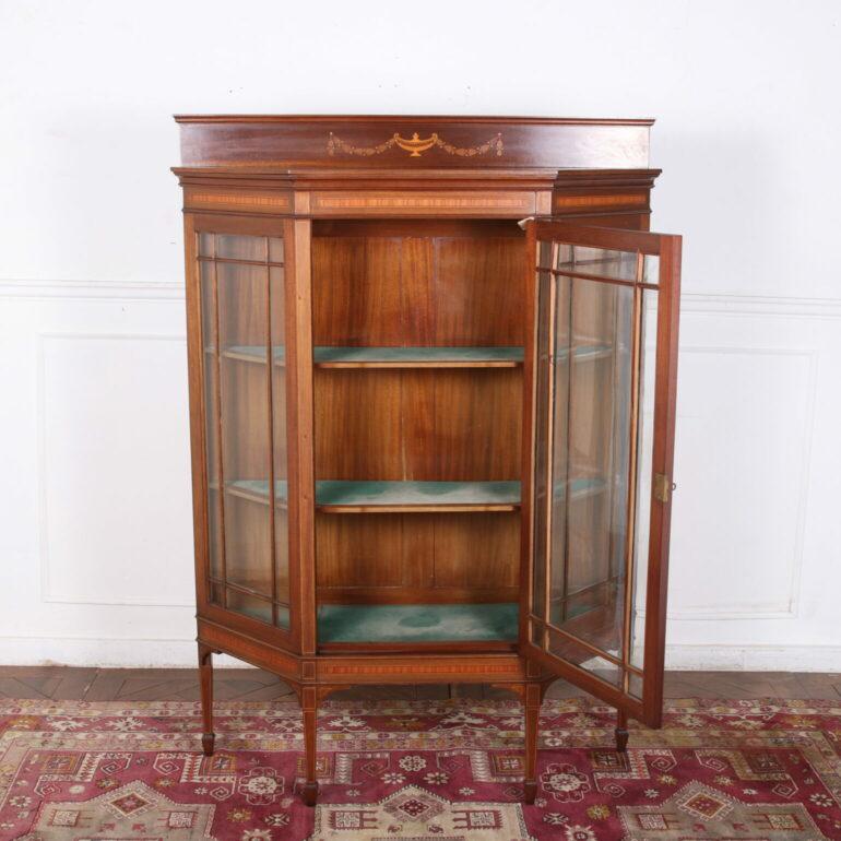 Edwardian Mahogany Bookcase In Good Condition For Sale In Vancouver, British Columbia