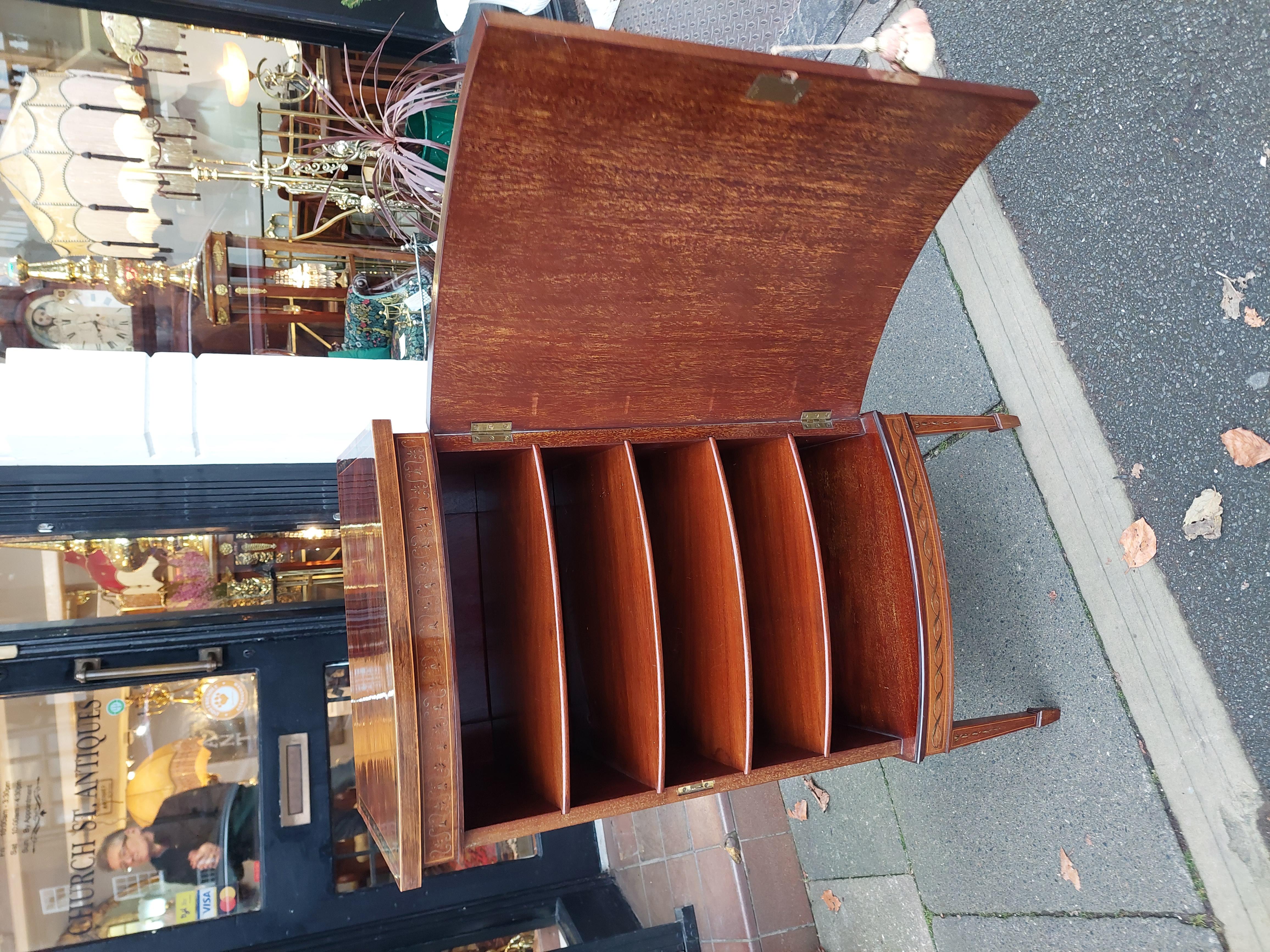 Mobile da musica in mogano di epoca edoardiana con fronte ad arco in vendita 2