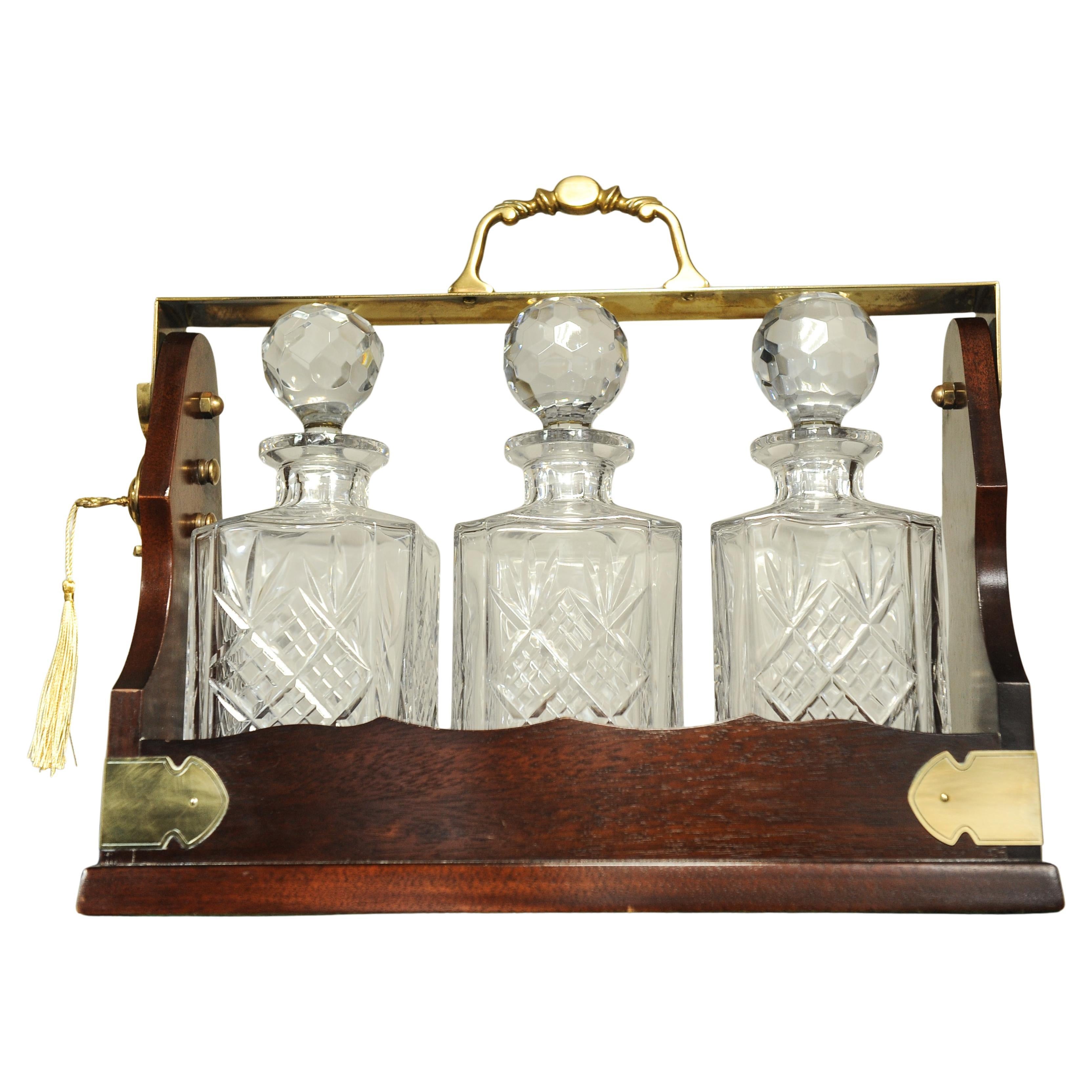 Tántalo eduardiano de caoba y latón con juego de tres decantadores cuadrados de cristal Eduardiano en venta