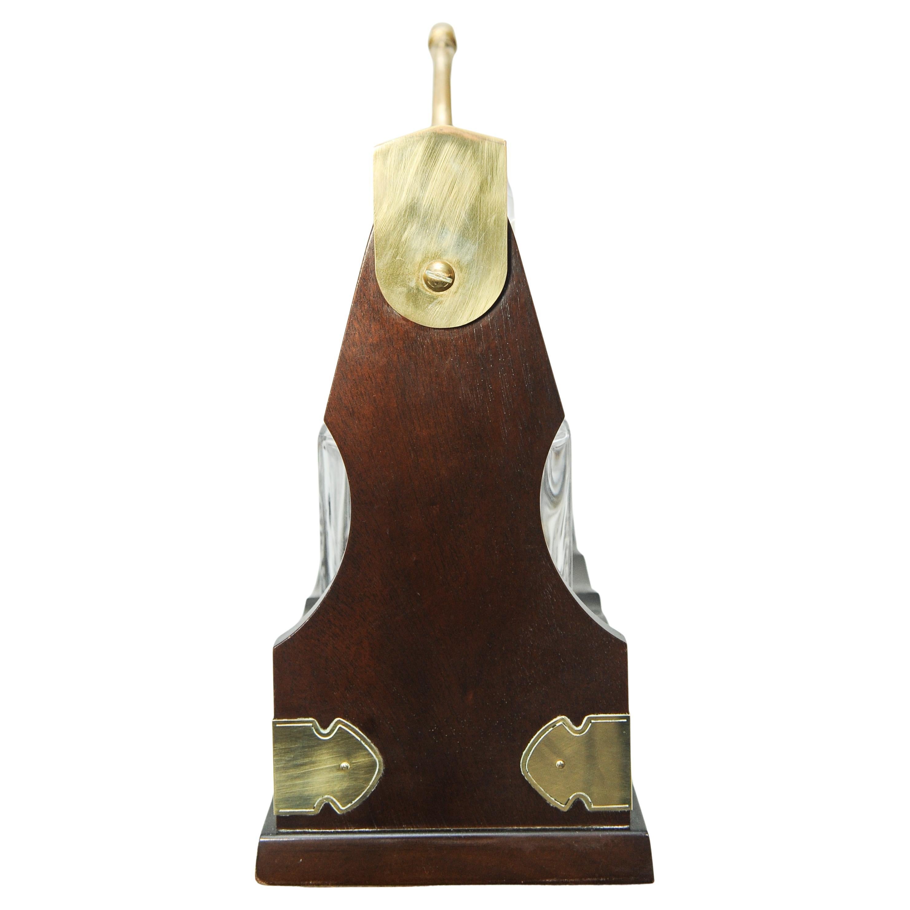 Tántalo eduardiano de caoba y latón con juego de tres decantadores cuadrados de cristal siglo XIX en venta