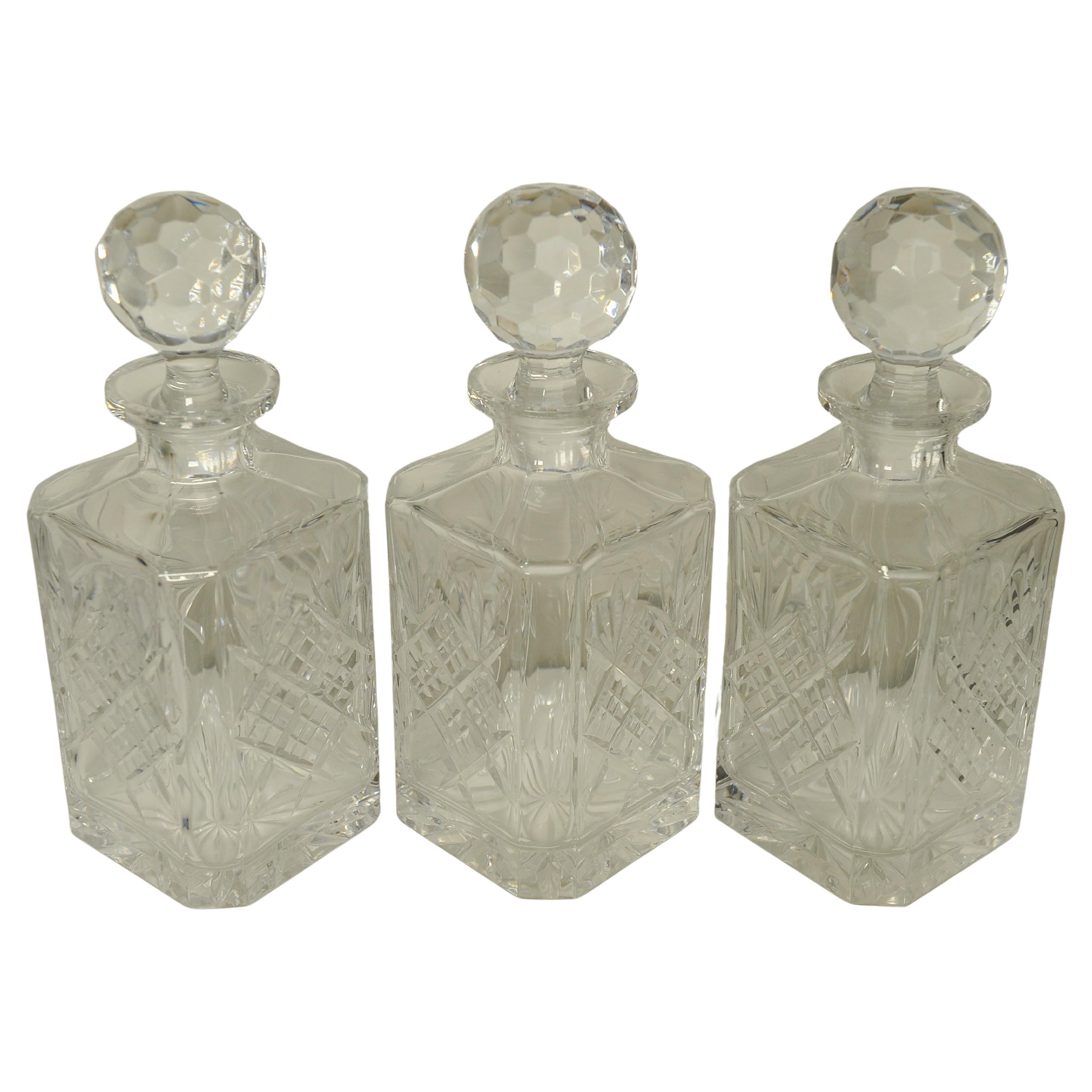 Tántalo eduardiano de caoba y latón con juego de tres decantadores cuadrados de cristal Vidrio cortado en venta