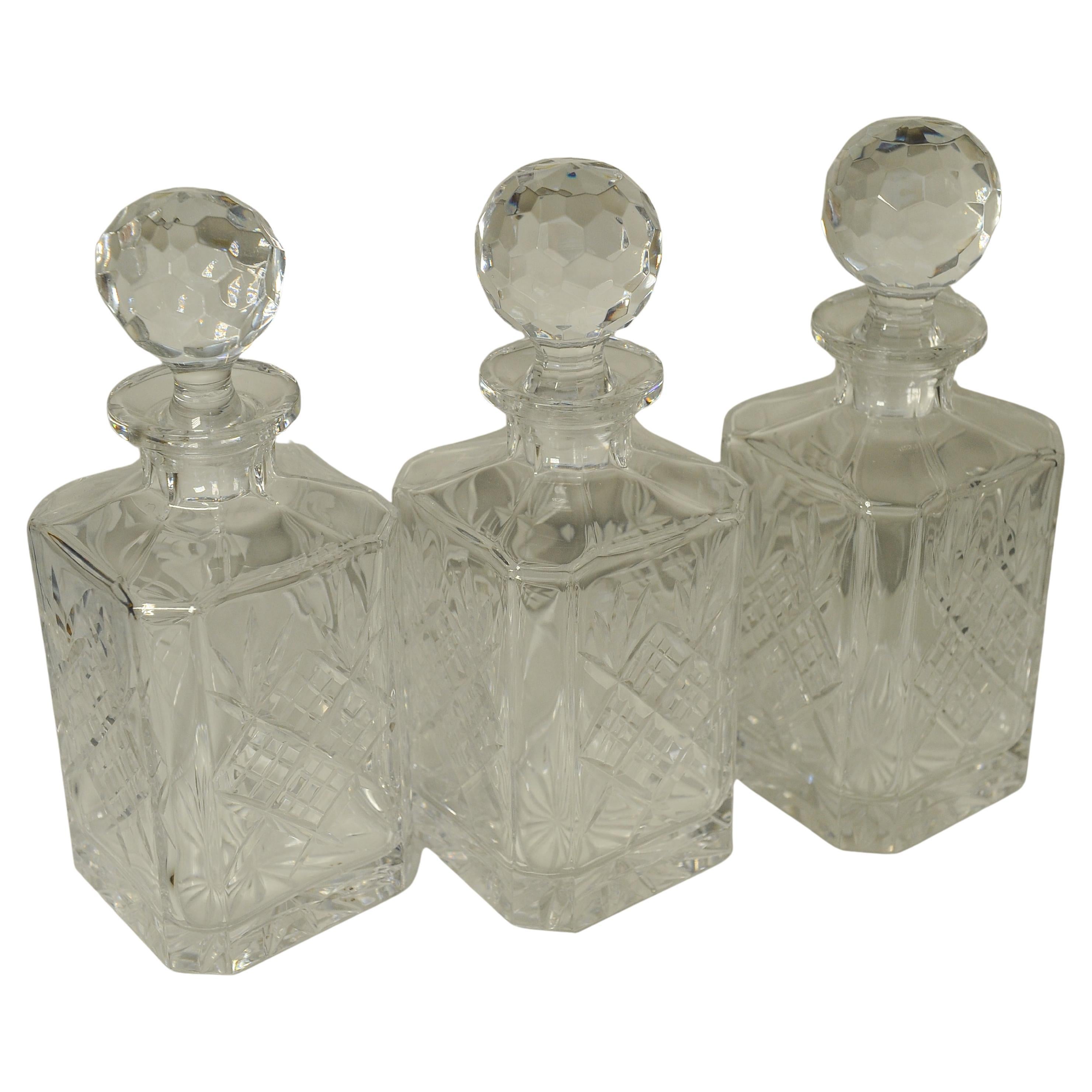 Tántalo eduardiano de caoba y latón con juego de tres decantadores cuadrados de cristal en venta 1