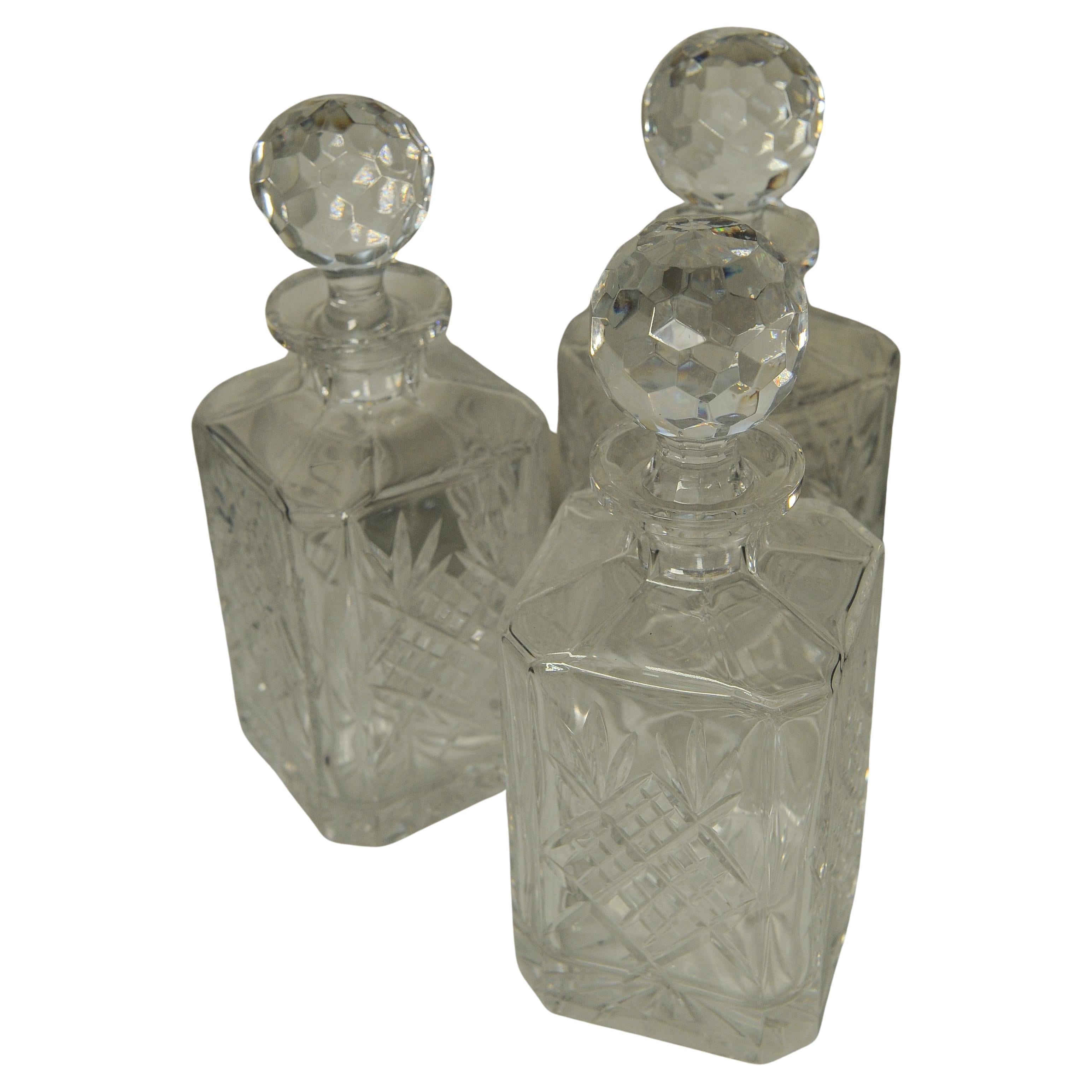 Tántalo eduardiano de caoba y latón con juego de tres decantadores cuadrados de cristal en venta 2
