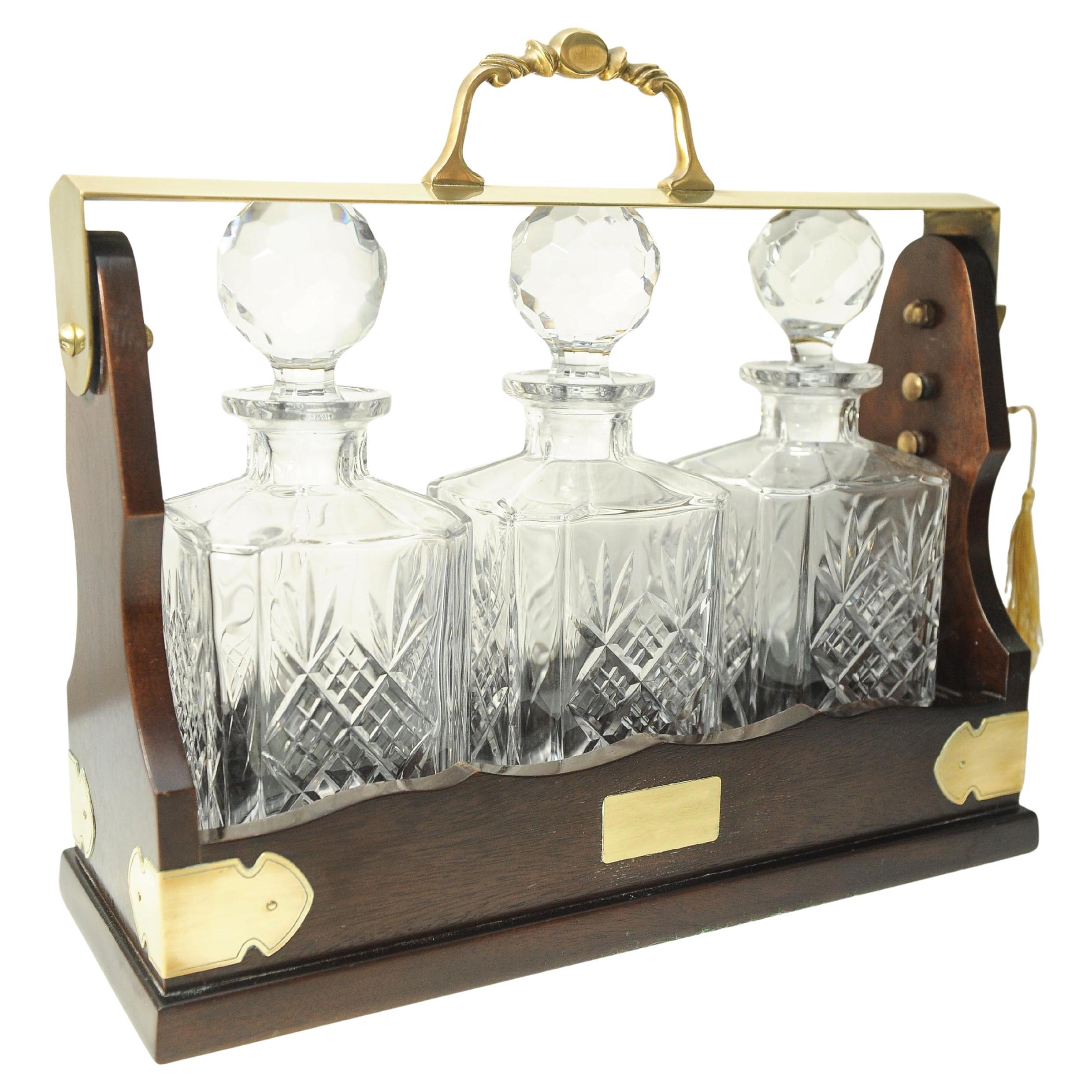 Tantalus aus edwardianischem Mahagoni und Messing mit drei quadratischen Glaskaraffen, Tantalus