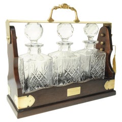 Tantale édouardien en acajou et laiton avec un ensemble de trois carafes carrées en verre