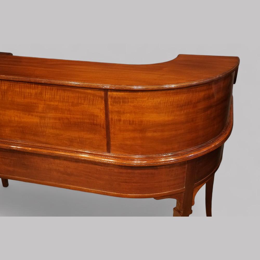 Edwardian mahogany Carlton House desk
Here we are delighted to offer you this Edwardian mahogany Carlton House desk that was made circa 1910.
The desk standing on unusual square tapering legs with kicked toes.
The Antique desk has the original