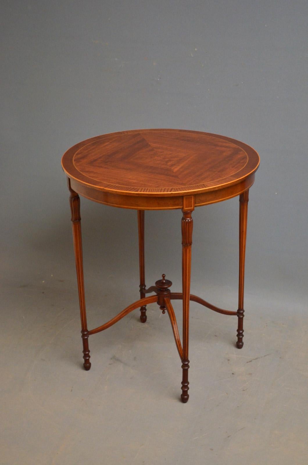 Sn4450 Very elegant Edwardian mahogany and inlaid lamp table, with quarter matched veneered top with cross banded and string inlaid edge, standing on 4 turned, carved and string legs united by shaped stretcher. This antique occasional table is in