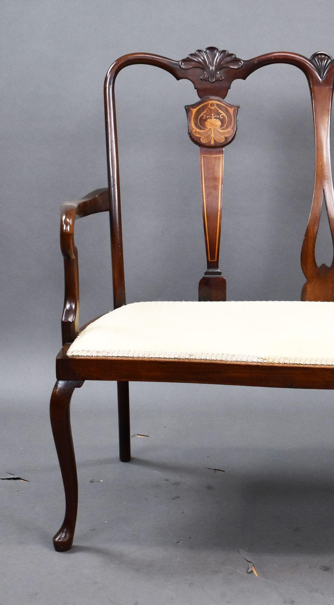 Edwardian Mahogany Chair Back Settee siglo XX en venta