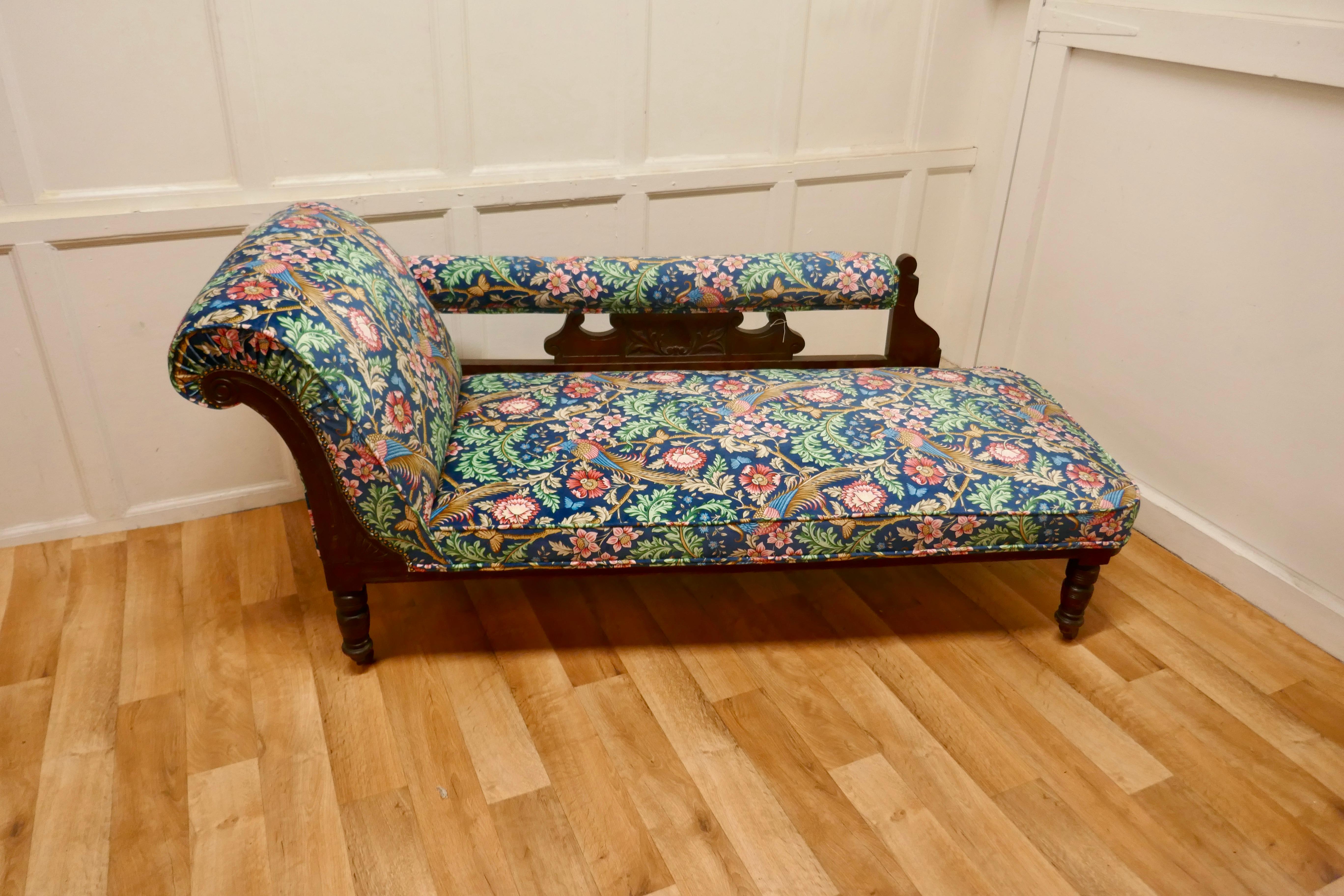 Chaise longue en acajou de l'époque édouardienne, tissu William Morris

Il s'agit d'un canapé très attrayant qui a été récemment recouvert de velours bleu Oakmere, un tissu Liberty conçu par William Morris.
La chaise est dotée d'un bras en volute