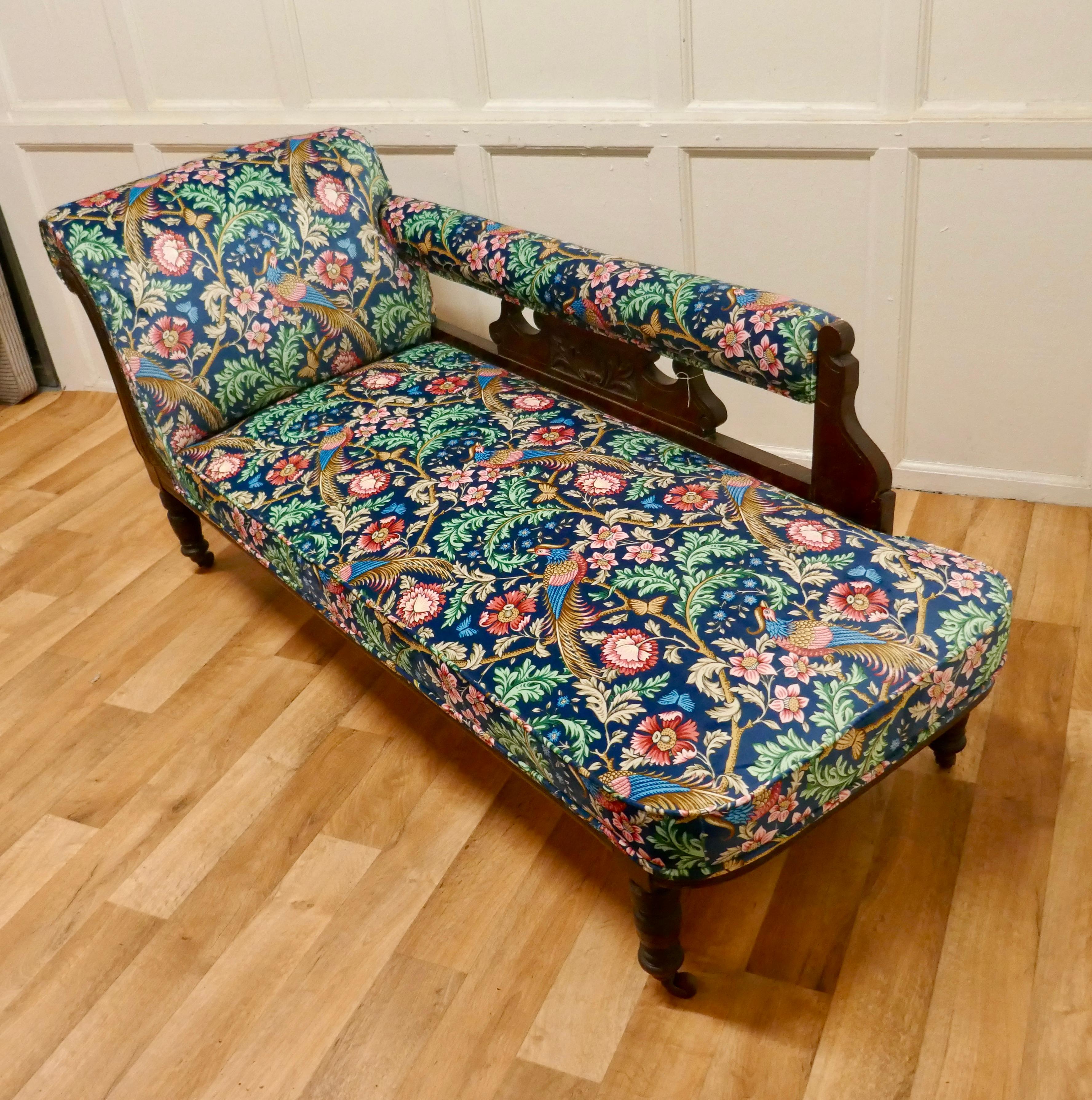 Chaise longue édouardienne en acajou, tissu William Morris Bon état à Chillerton, Isle of Wight