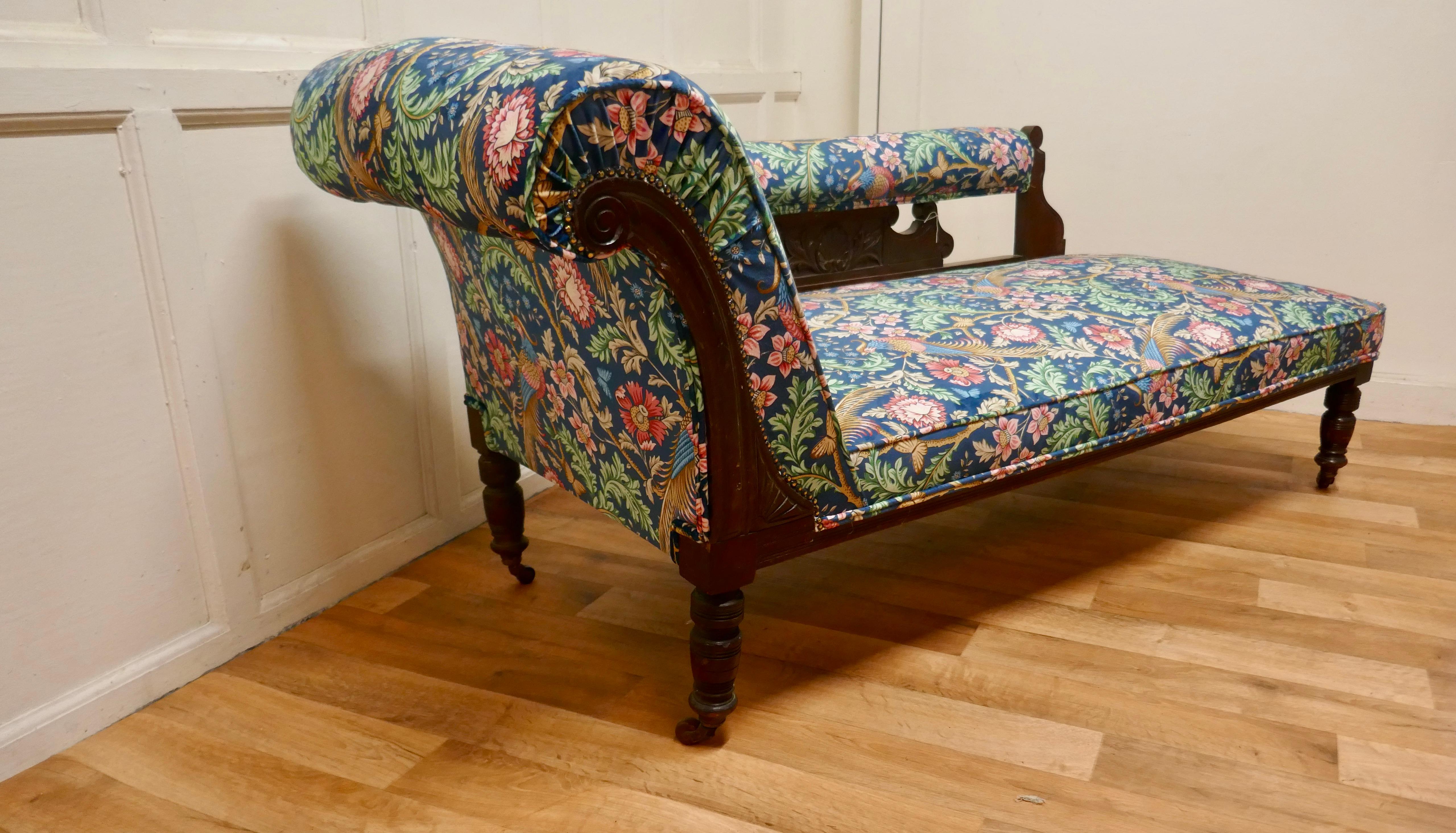 20ième siècle Chaise longue édouardienne en acajou, tissu William Morris
