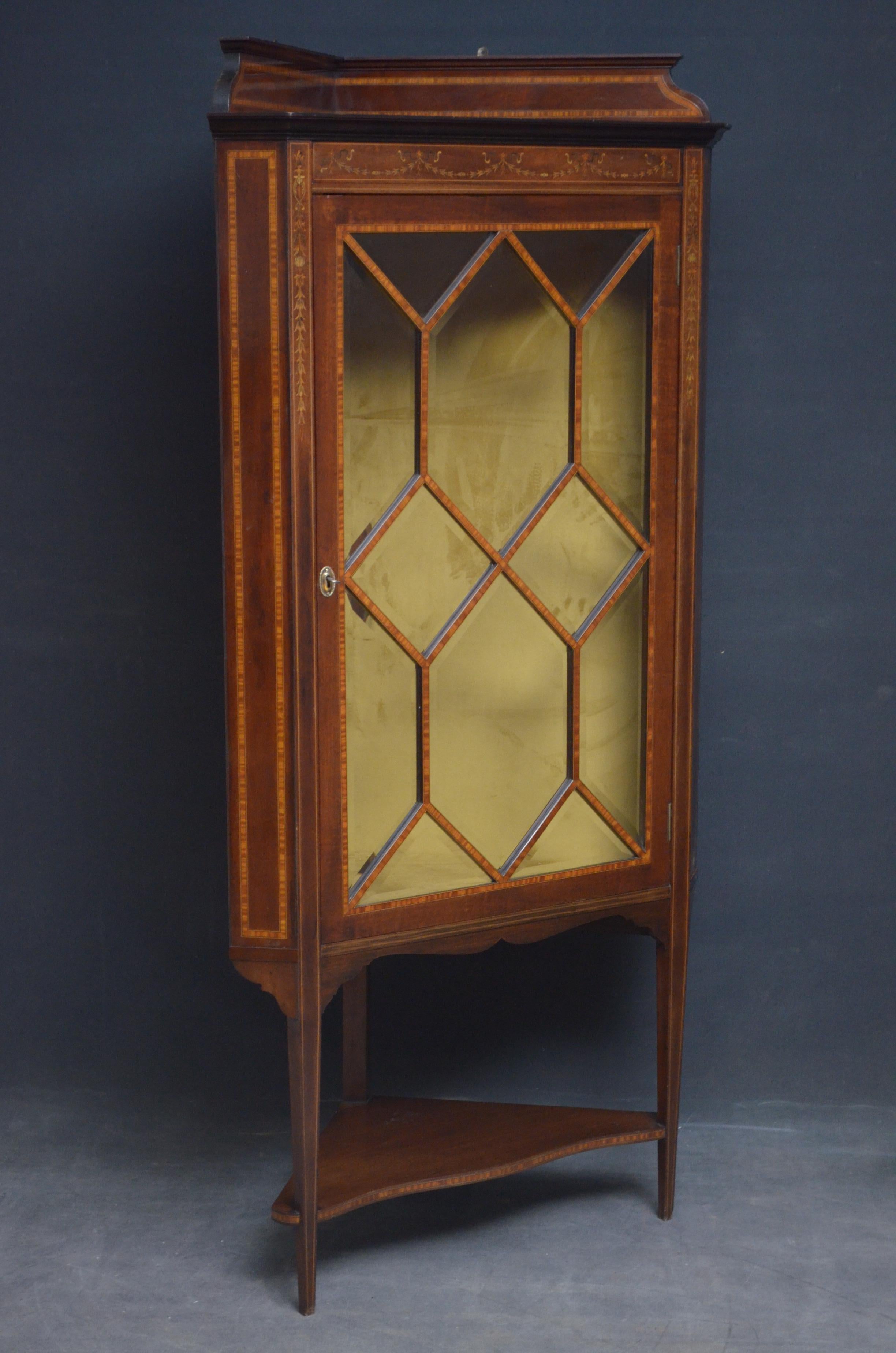 Sn4647 fine quality Edwardian mahogany corner china cabinet, having shaped and inlaid upstand above neoclassical inlays to frieze and glazed door with bevelled edge glass panels and crossbanded frame fitted with original working lock and enclosing