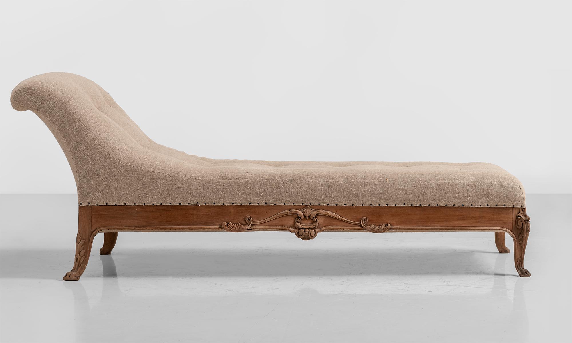 Edwardian mahogany daybed, England, circa 1910.

Bleached mahogany with ornate carving. Newly upholstered in linen.

Measures: 76