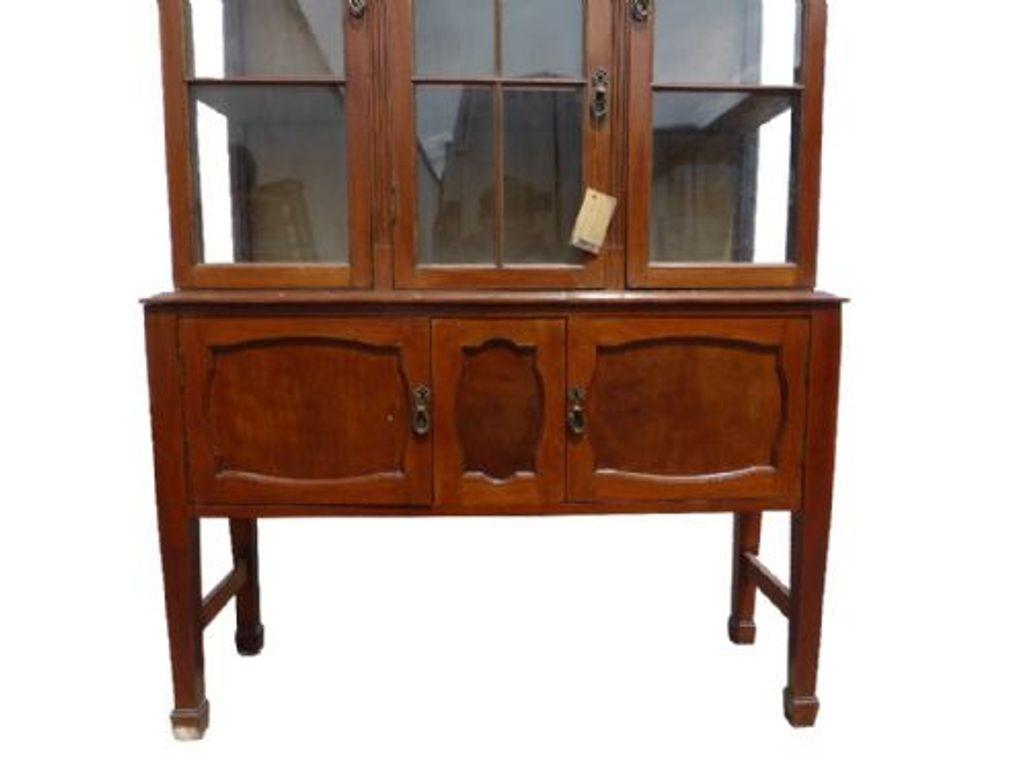 In vendita un mobile da esposizione in mogano di epoca edoardiana con tre ripiani chiusi da ante vetrate, sopra due ante di armadietto a pannelli che poggiano su gambe affusolate che terminano su piedi a vanga. Questo pezzo è in buone condizioni per