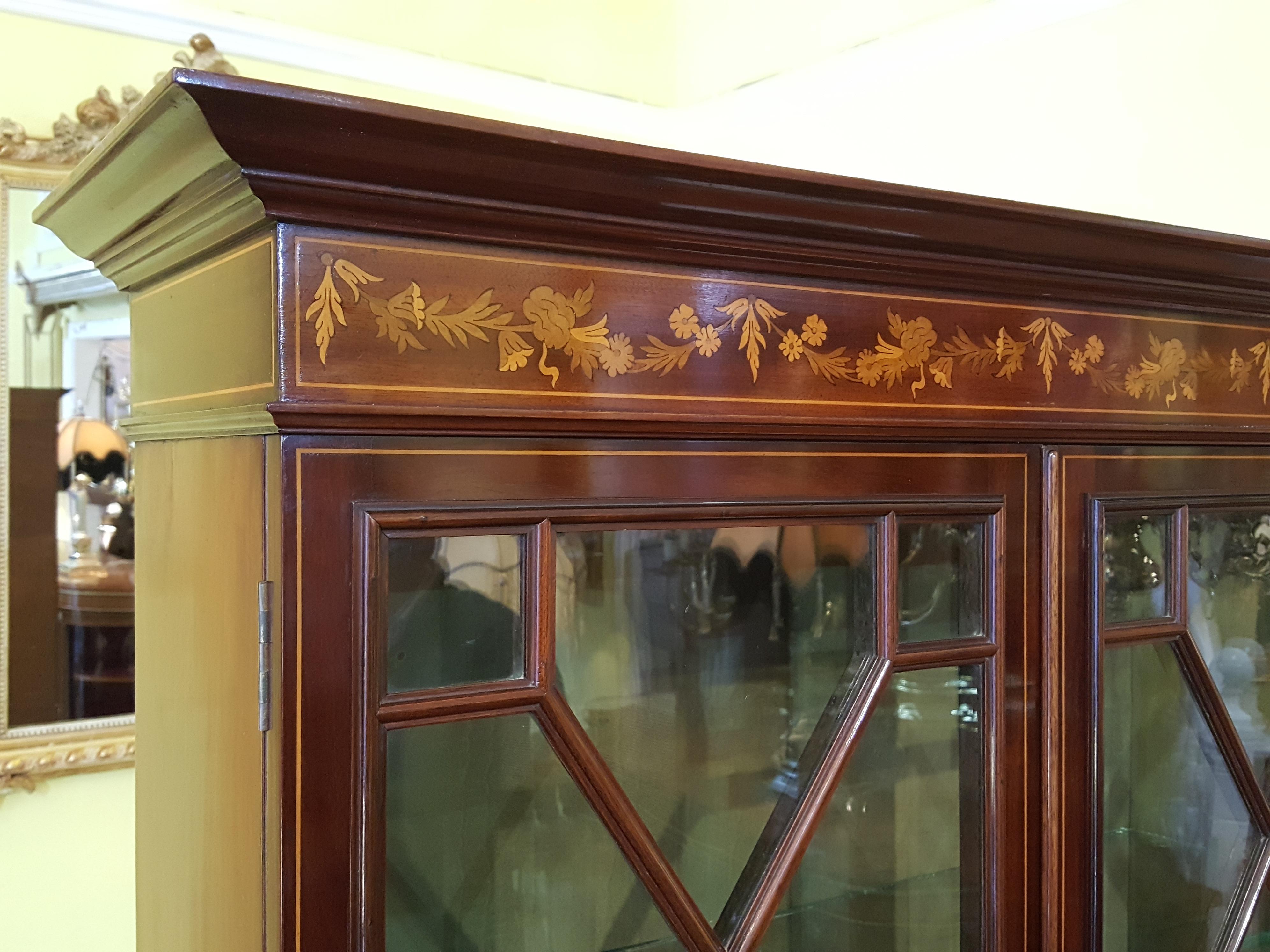 Early 20th Century Edwardian Mahogany Display Cabinet For Sale