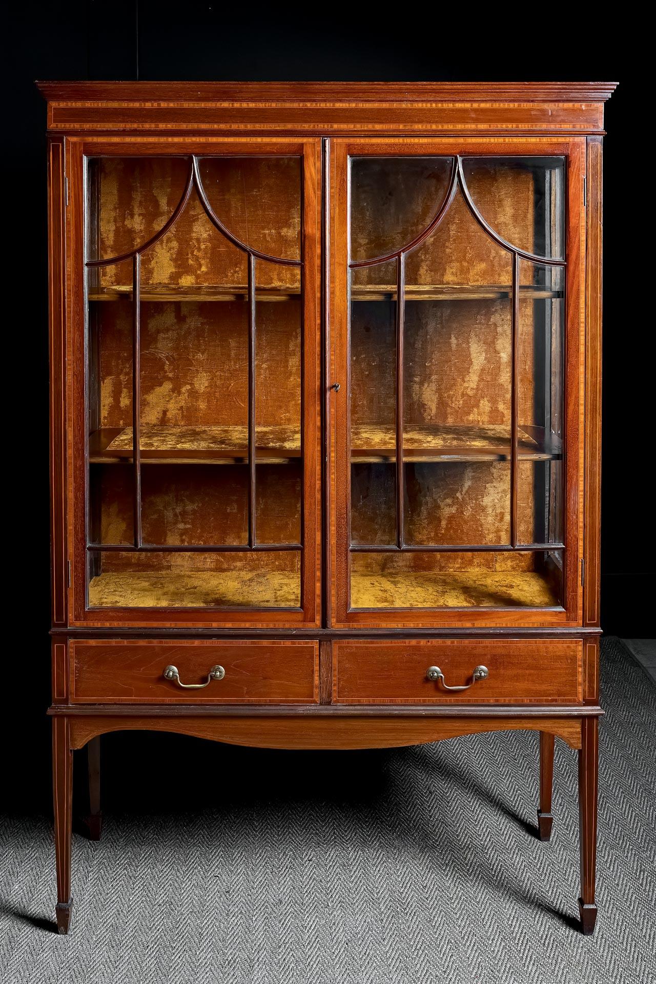 Édouardien Vitrine édouardienne en acajou avec marqueterie et doublure en velours d'ambre brûlé en vente