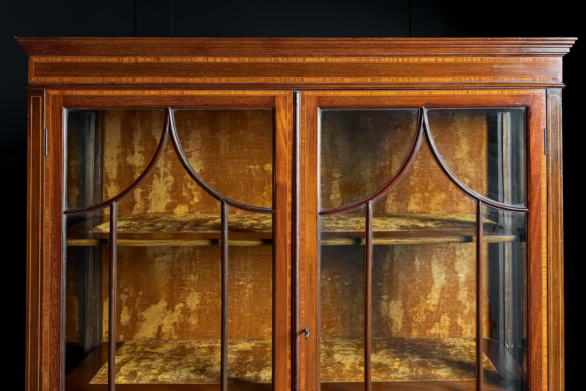 Européen Vitrine édouardienne en acajou avec marqueterie et doublure en velours d'ambre brûlé en vente