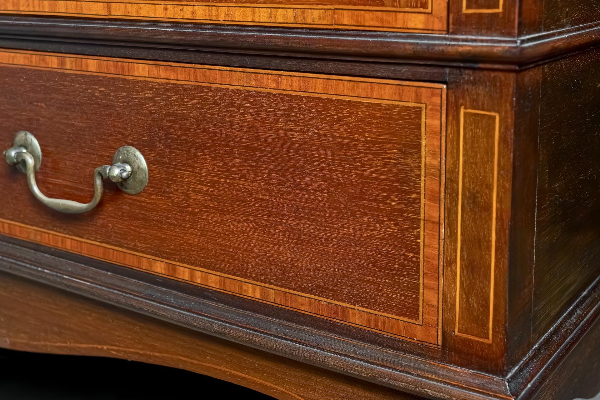 Vernissé Vitrine édouardienne en acajou avec marqueterie et doublure en velours d'ambre brûlé en vente