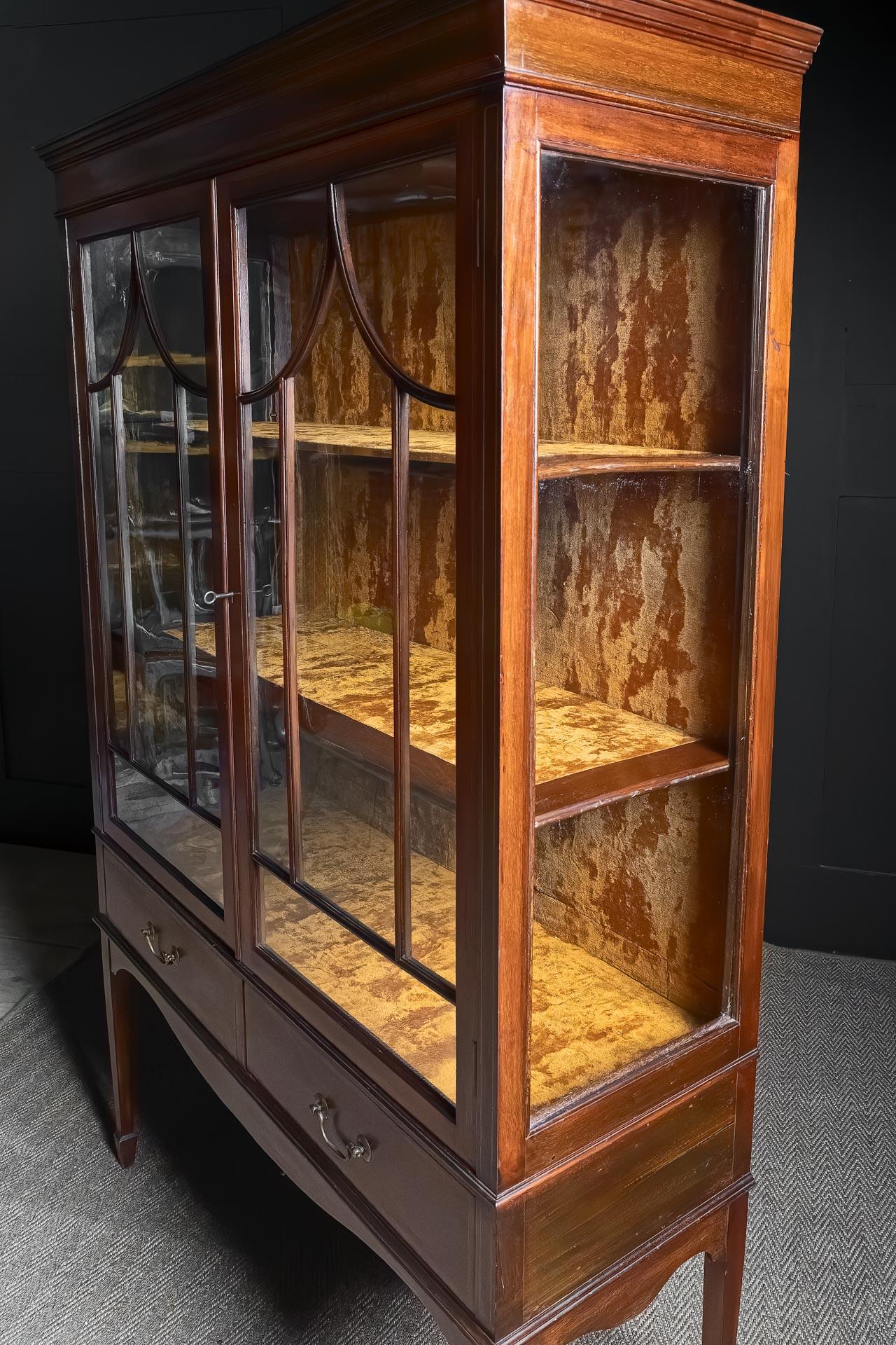 Vitrine édouardienne en acajou avec marqueterie et doublure en velours d'ambre brûlé Bon état - En vente à Alton, GB