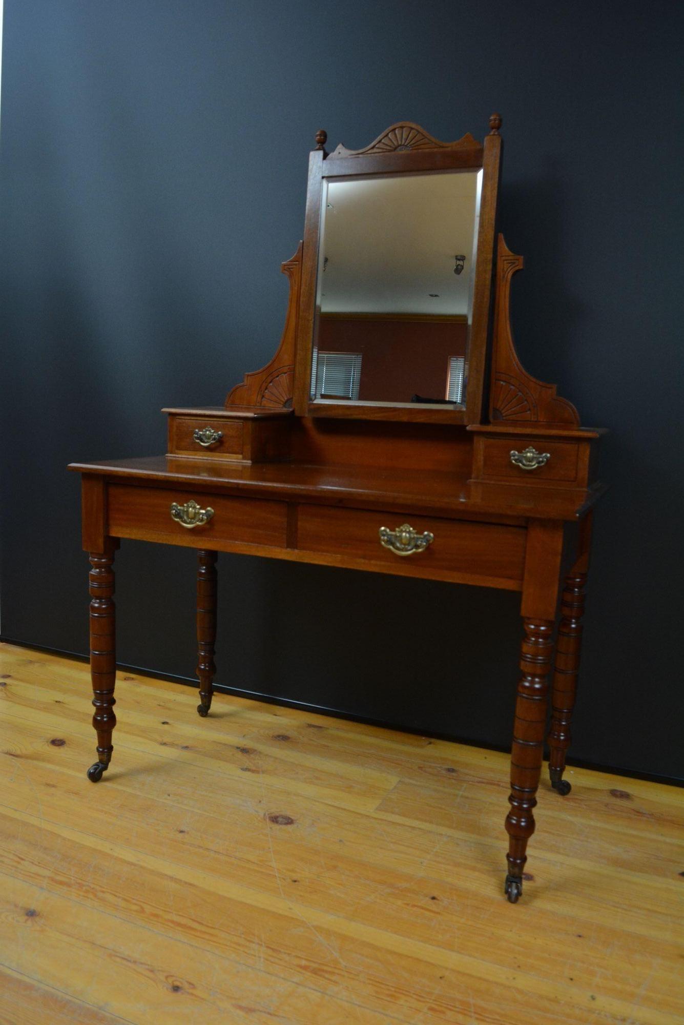 Edwardian Mahogany Dressing table In Good Condition For Sale In Whaley Bridge, GB