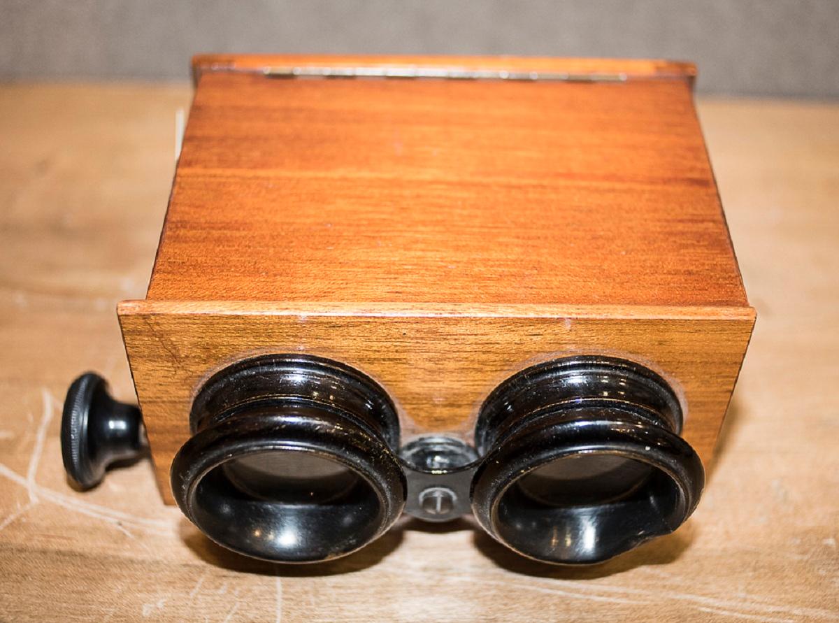 Interesting photo viewer or stereoscope in mahogany wood and black metal. England , early 20th century.
Edwardian period. In a very good condition.