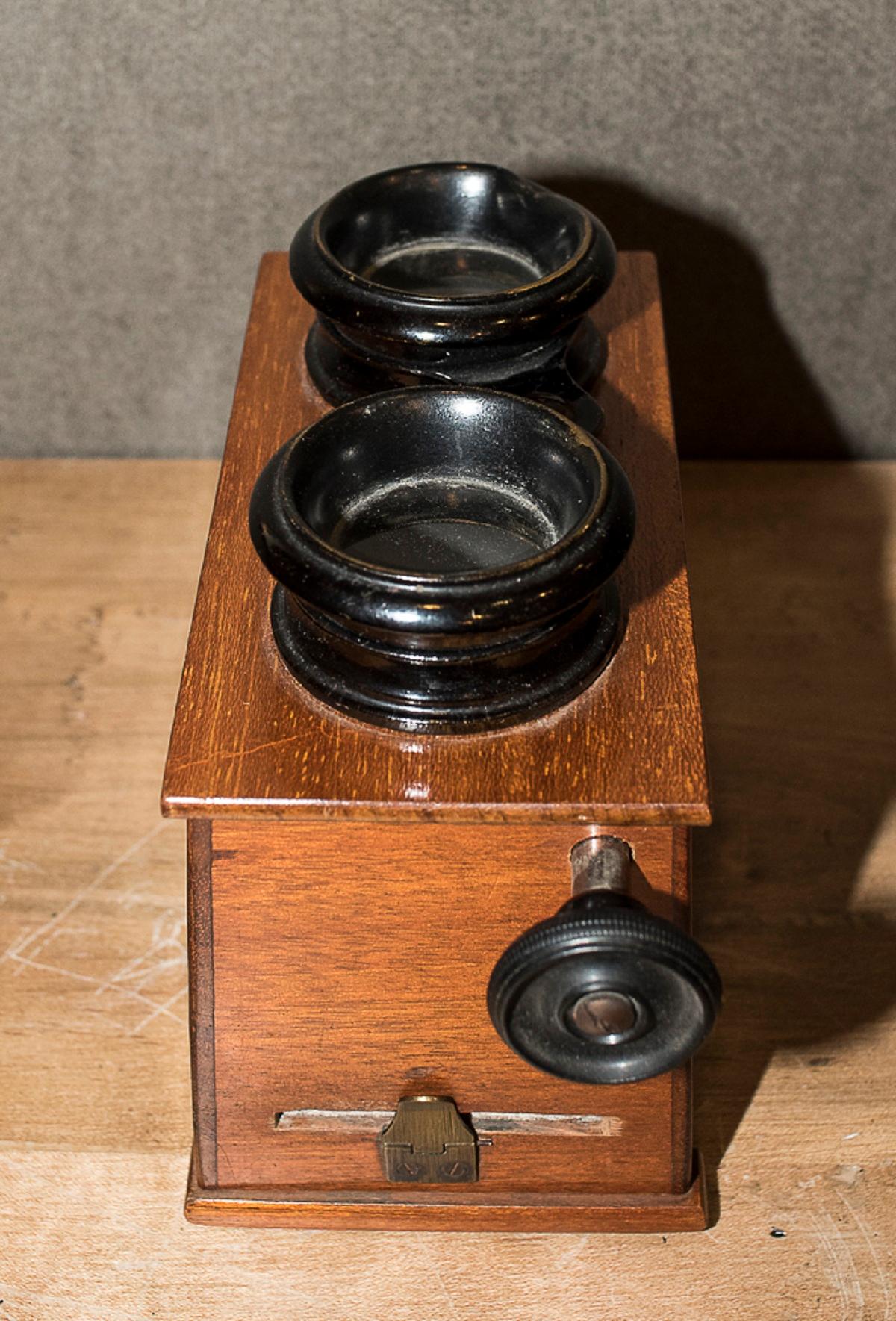 Hand-Crafted Edwardian Mahogany English Stereoscope or Old Photo Viewer