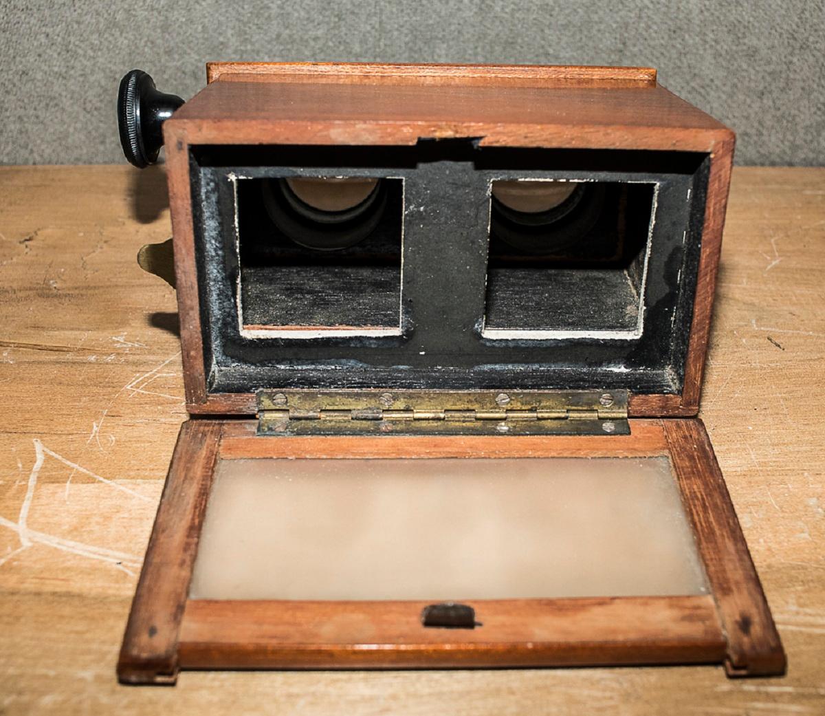 Wood Edwardian Mahogany English Stereoscope or Old Photo Viewer