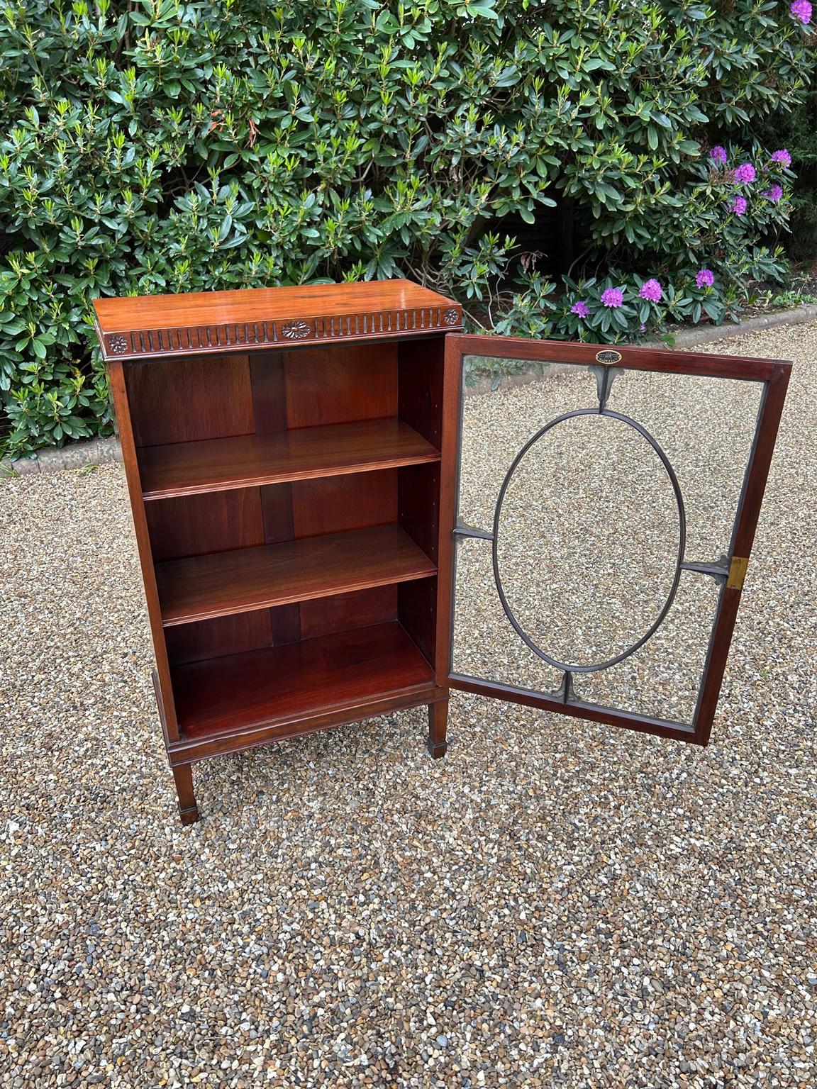 XIXe siècle Bibliothèque édouardienne en acajou glacé par Maple & Co, Londres en vente