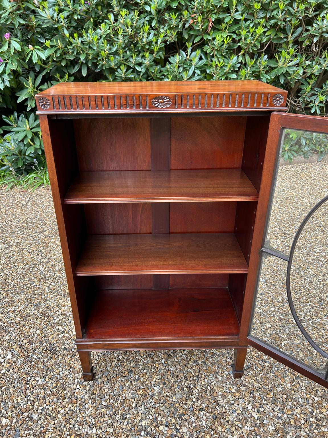 Acajou Bibliothèque édouardienne en acajou glacé par Maple & Co, Londres en vente