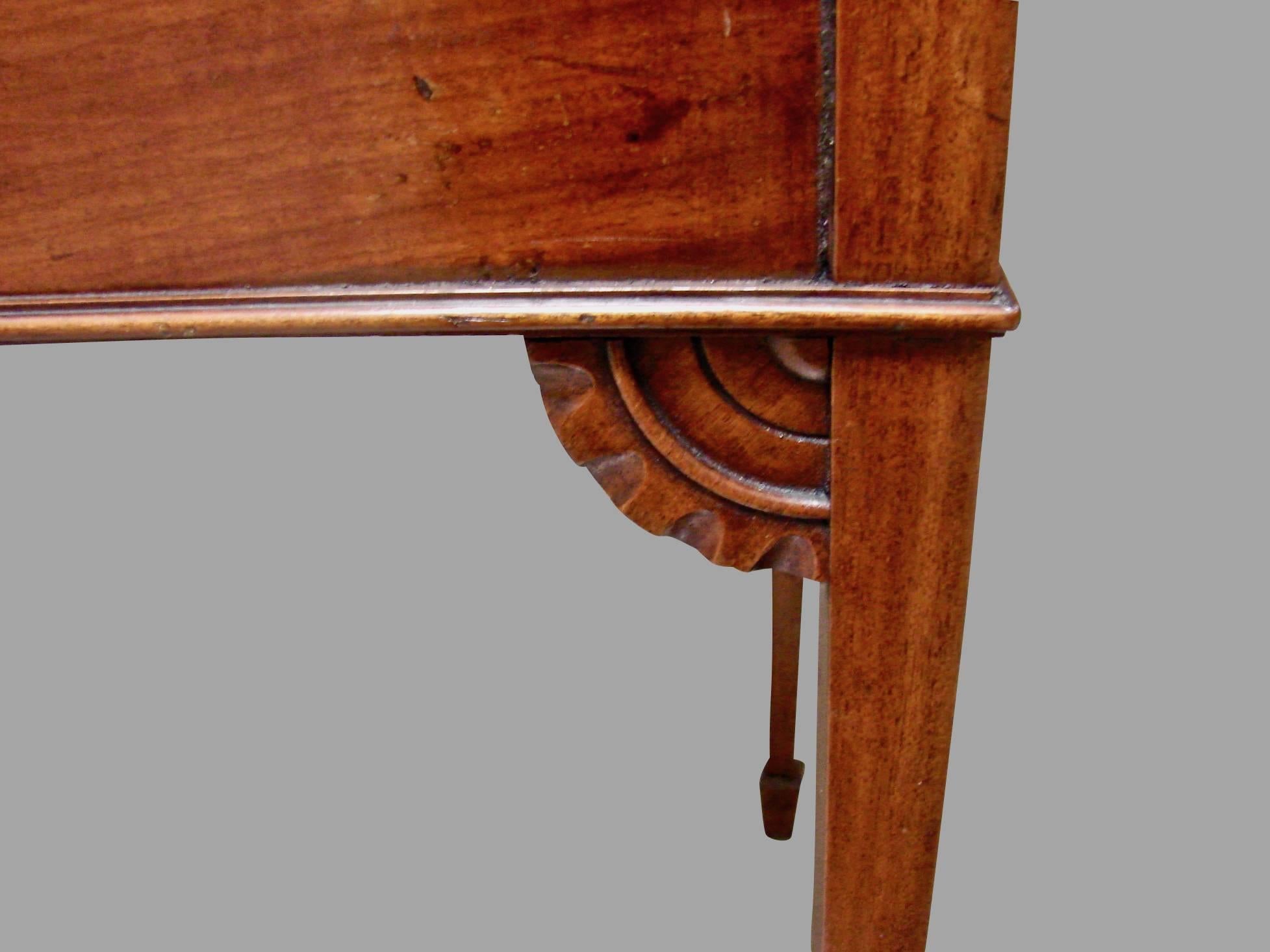 Edwardian Mahogany Hepplewhite Style Table Vitrine In Good Condition In San Francisco, CA