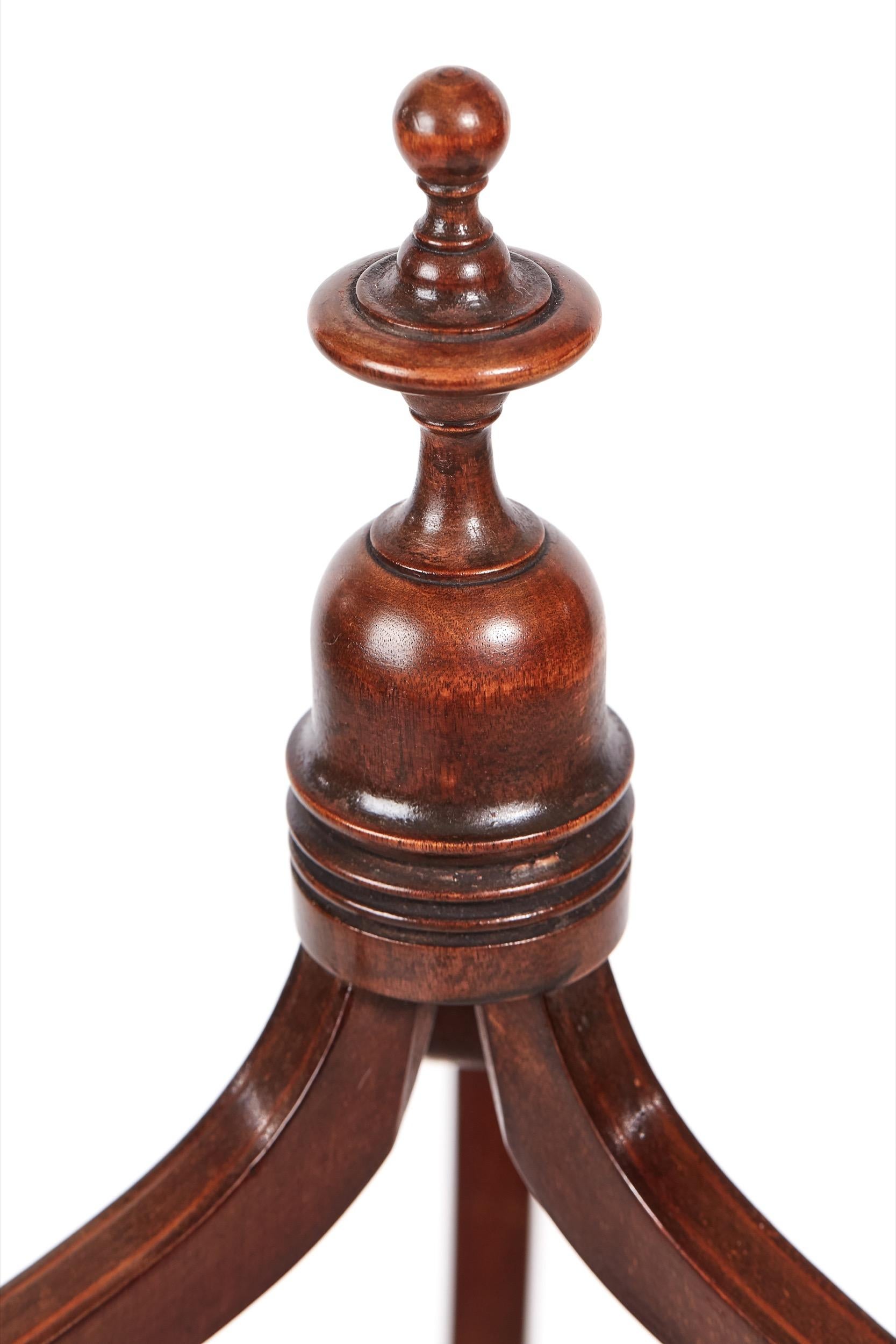 Edwardian mahogany inlaid three-tier cake stand, having a shaped turned finial to the top, three shaped shelves with satinwood inlay, standing on three shaped legs with satinwood inlay
Lovely color and condition
Measures: 12