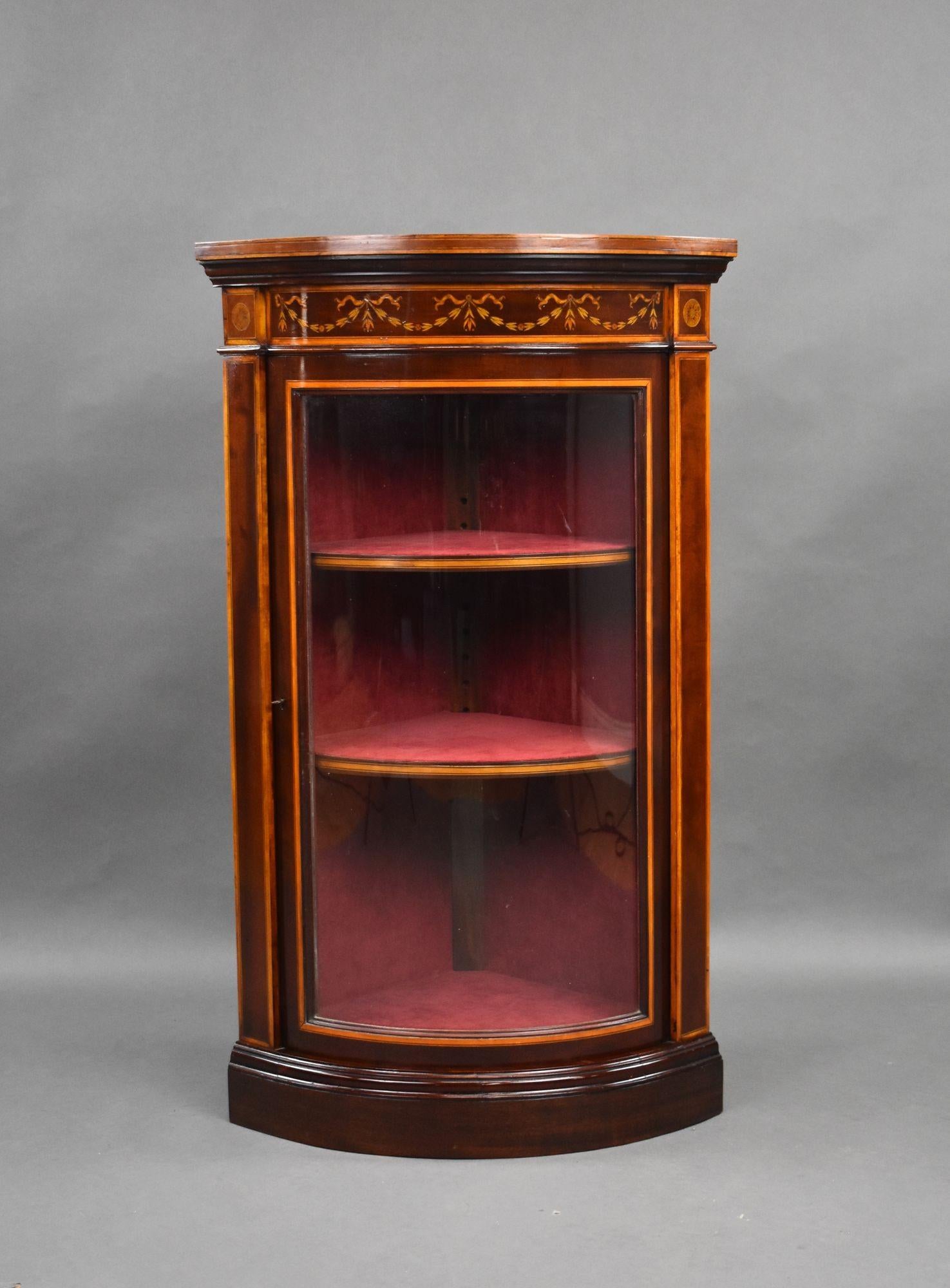 For sale is a fine quality Edwardian inlaid bow front corner cabinet, having line and shell inlays to the top, above a single glass bowed door, above a plinth base, the cabinet remains in excellent condition for its age.

Width: 58cm Depth: 44cm