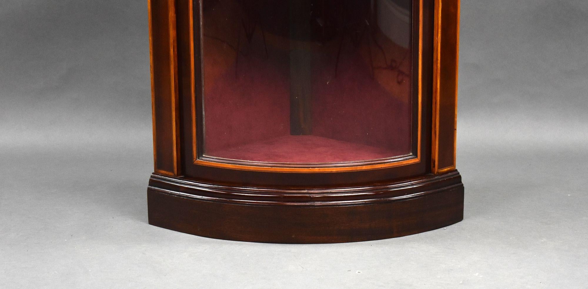 Anglais Cabinet d'angle édouardien en acajou incrusté à façade en arc de cercle en vente