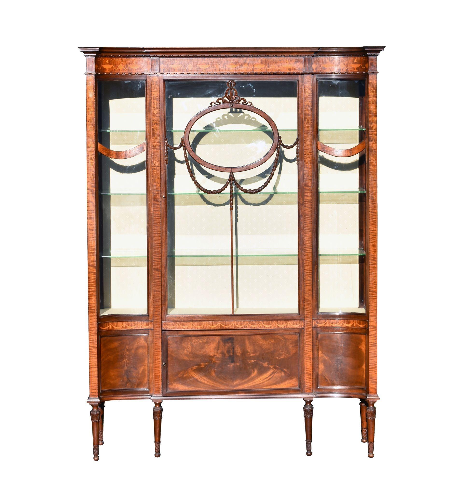 For sale is a good quality Edwardian mahogany inlaid display cabinet, having a single glazed door, above a cupboard, standing on elegant carved legs. The cabinet is in very good condition for its age.
Width: 129cm Depth: 39cm Height: 175cm