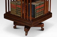 Bibliothèque tournante Edouardienne en acajou marqueté par Maple & Co