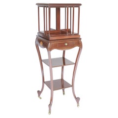 Librería giratoria eduardiana de caoba con incrustaciones sobre soporte