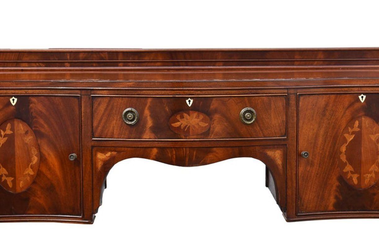 Edwardian Mahogany Inlaid Serpentine Sideboard In Good Condition For Sale In Chelmsford, Essex