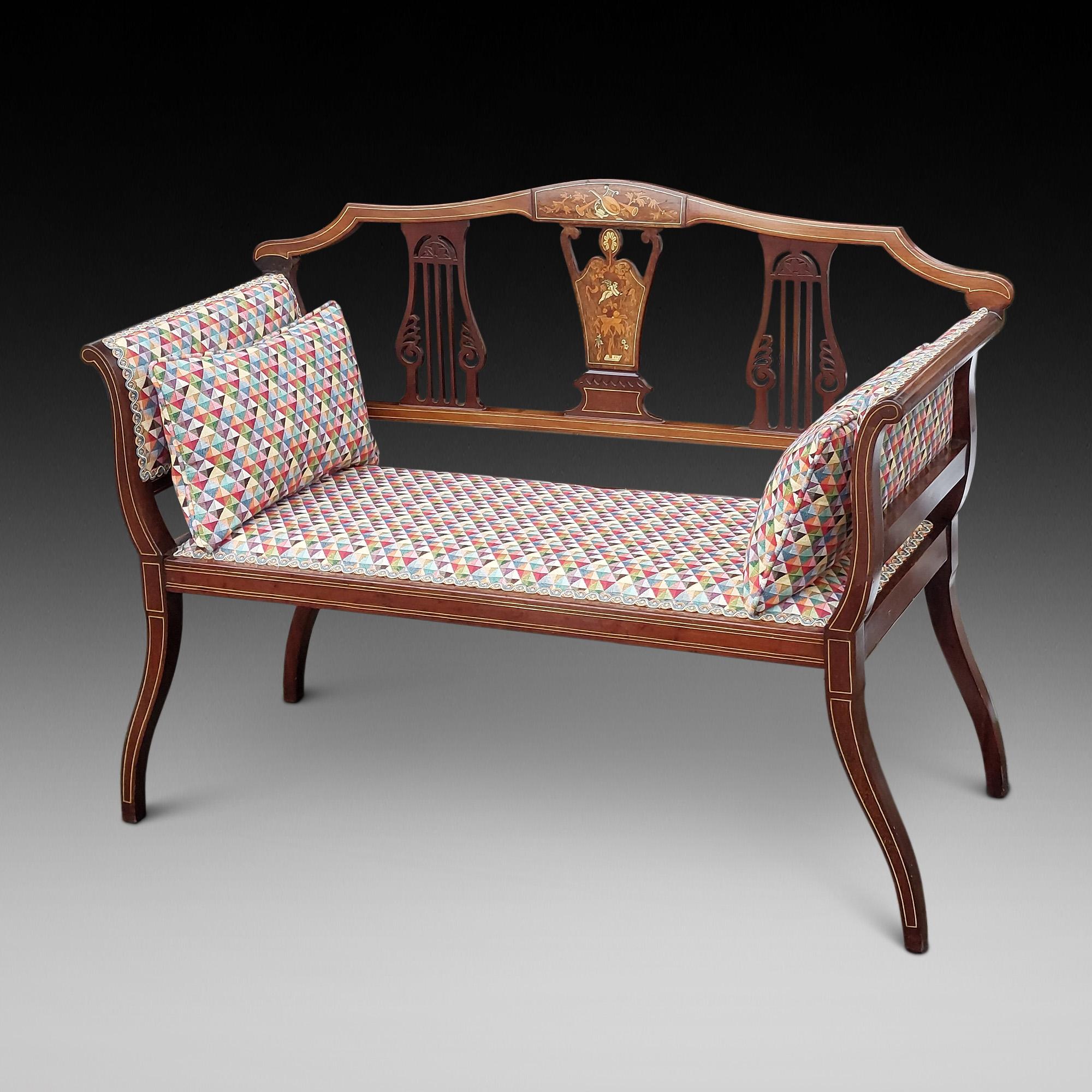  Canapé deux places en acajou marqueté de style édouardien, tapissé d'un tissu à motif géométrique Jazz.  - la marqueterie comprend un montage d'instruments de musique et un chérubin dans un palmier - 43 