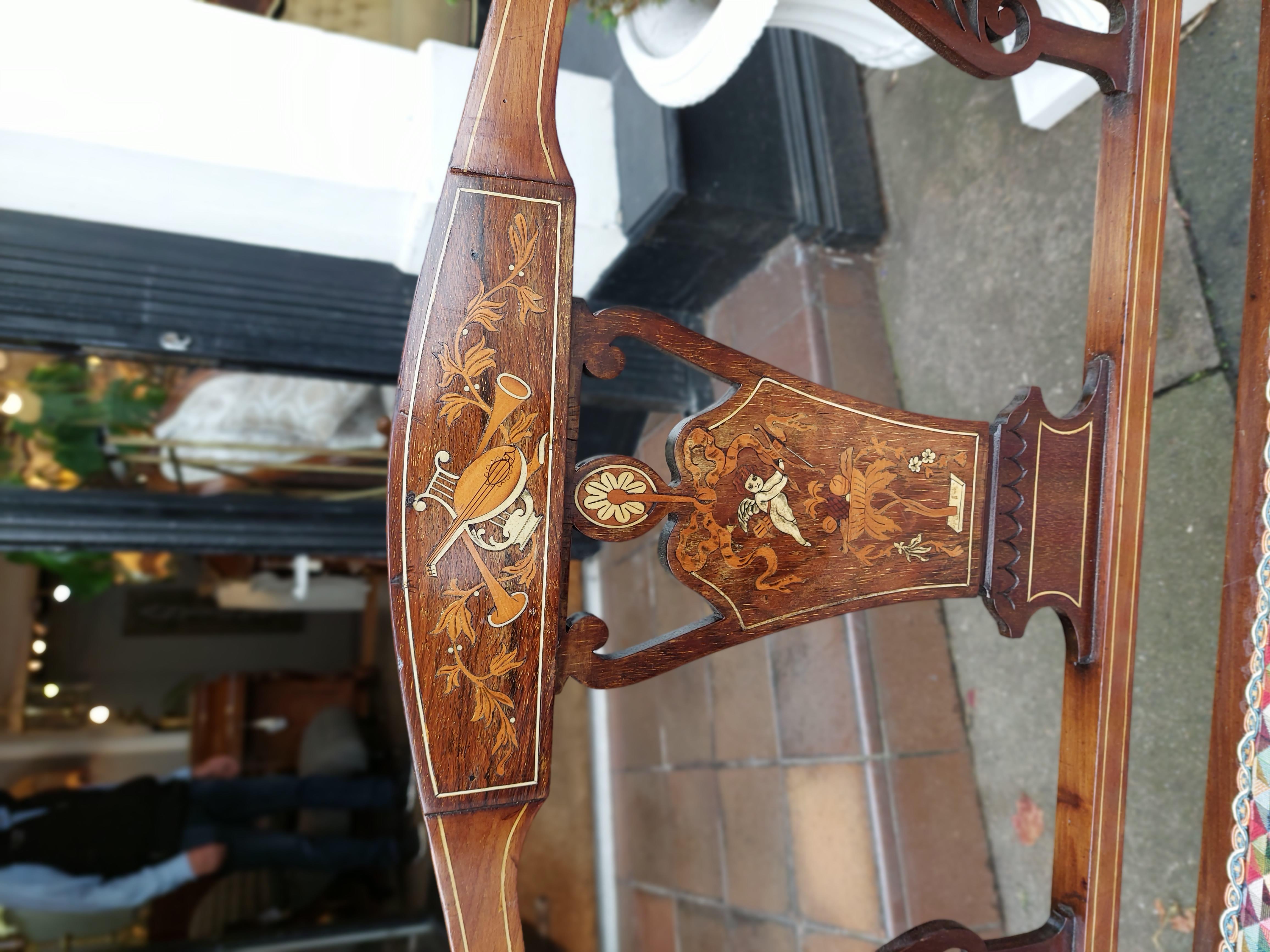 Édouardien Canapé deux places en acajou marqueté de style édouardien en vente